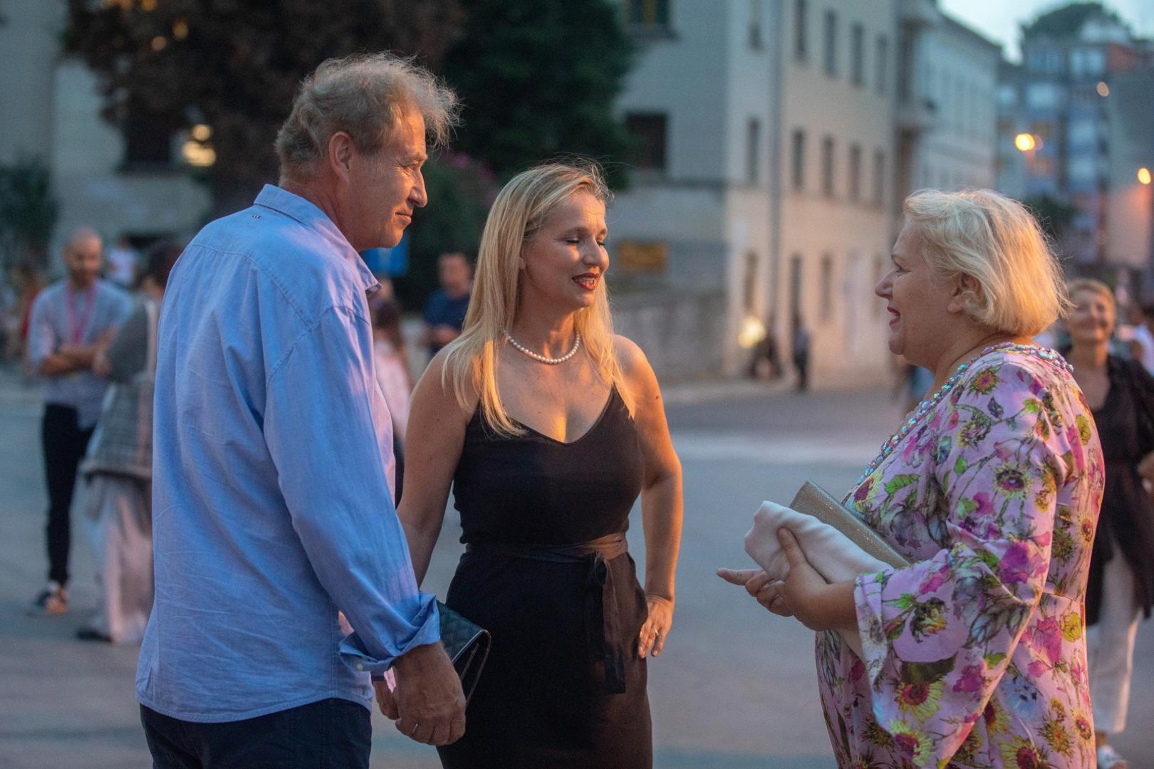 29.08.2020.., Pula - U Areni otvoren Pula film festival prvi put u novom terminu, bez vatrometa i uz postivanje epidemioloskih mjera. Festival je otvorenim proglasio Zdravko Zima, izaslanik predsjednika Republike Hrvatske.  Na fotografiji Zrinko Ogresta sa suprugom i ravnateljica festivala Gordana Restovic.Photo: Srecko Niketic/PIXSELL