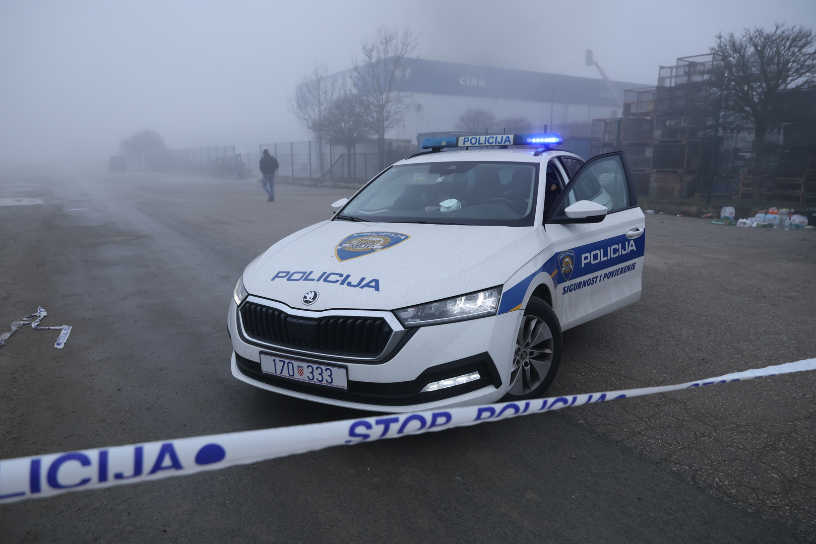 Na terenu je i dalje aktivan žar, a na požarištu trenutačno radi dvadesetak vatrogasaca, uz mogućnost dolaska dodatnih snaga. 