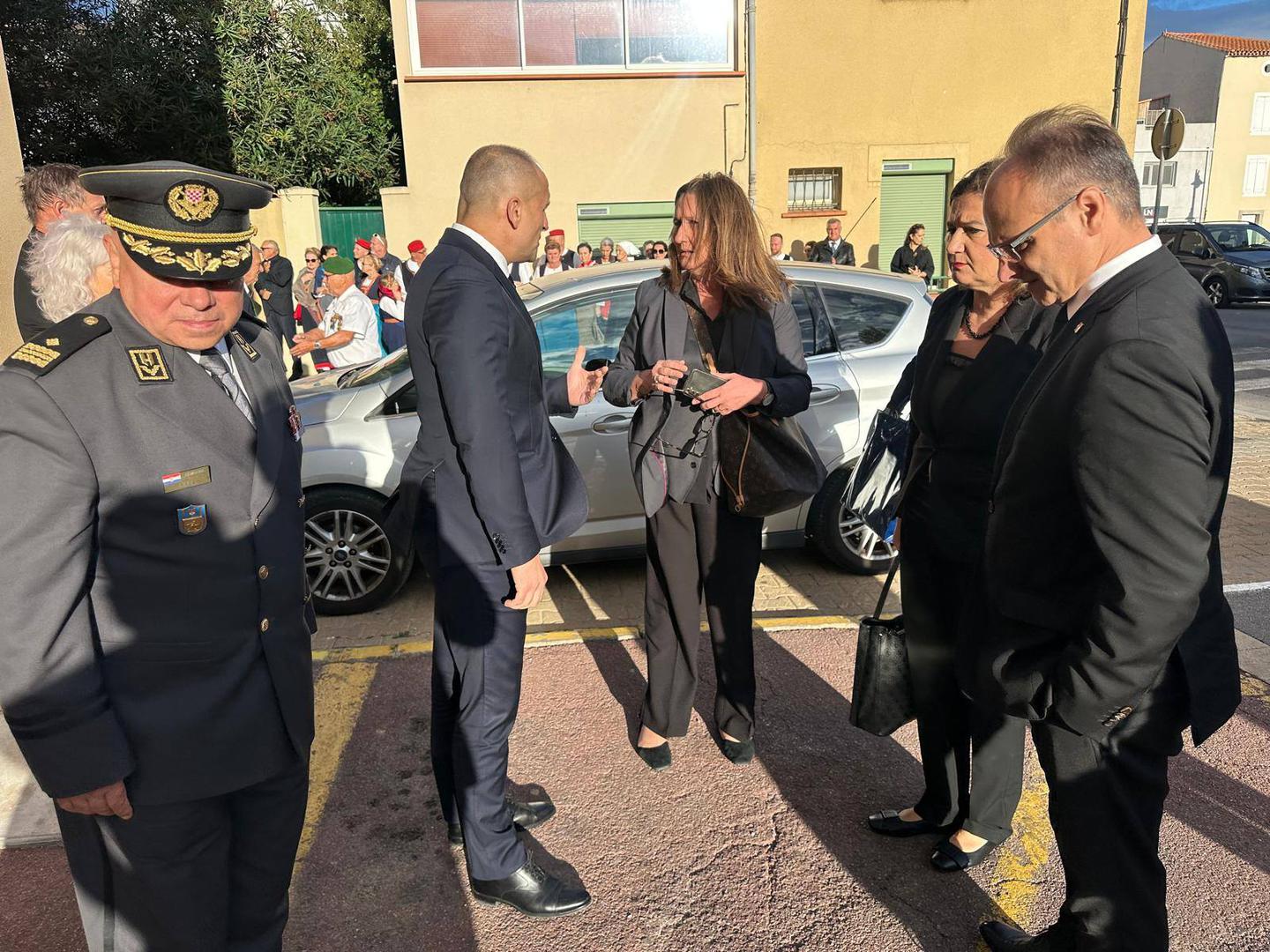 – General Roso je bio istinski vojnik i ratnik, vješt vojni strateg i prvi general Zbora Hrvatske vojske. Bio je hrabar čovjek izuzetnih intelektualnih i fizičkih sposobnosti. Bio je Hrvat i domoljub, pravedan i pravdoljubiv. Snažnog duha, s vjerom u Boga i životnim prkosom i u teškoj bolesti – kazao je ministar Anušić dodajući kako je general Roso rođen nadomak njegova rodnog Antunovca, u Vladislavcima.