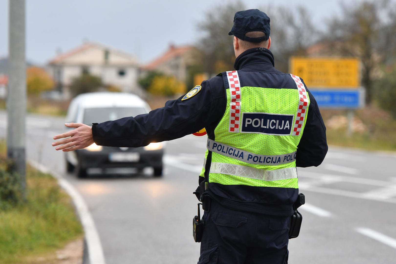 Ne pridržavate se baš one ‘kad piješ, ne vozi’? Ovisno o stupnju alkoholiziranosti, te o tome ubrajate li se u skupinu mladih ili profesionalnih vozača, novčana kazna može dosegnuti iznos od 2650 eura – jednako kao i za vožnju pod utjecajem droga ili lijekova nespojivih sa sigurnim upravljanjem vozilom.