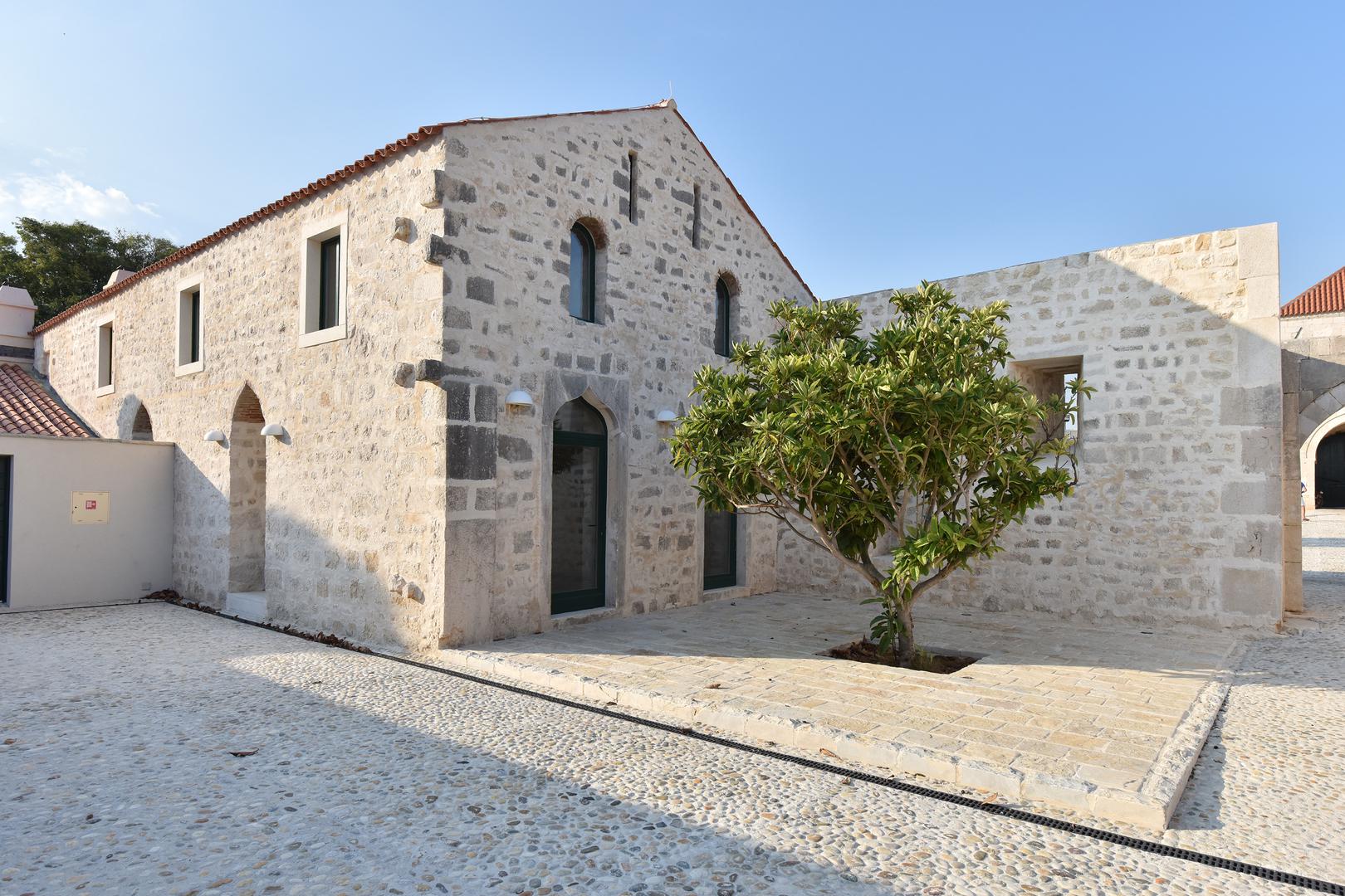 13.07.2015., Vrana - Han Maskovica izgradjen u 17. stoljecu i sluzio je u civilne svrhe kao svratiste, odmoriste i rezidencija. Objekt je izgradio Jusuf Maskovic, visoki dostojanstvenik na turskom dvoru, inace rodom iz Vrane ili iz Pakostana. Zapocet je u vrijeme izbijanja Kandijskog rata 1644. godine i zbog smrti Jusufa Maskovica u sijecnju 1646. godine nije dovrsen. Radi se o najzapadnijem spomeniku svjetovne turske arhitekture u Europi. Po konacnom oslobodjenju Vrane 1699. godine han je dodijeljen u vlasnistvo obitelji Borelli koja s toga mjesta upravlja cijelim Vranskim feudom od 1752. do 1881. godine. Do danas u hanu borave potomci Borellijevih predradnika, obitelj Pelicaric."nPhoto: Dino Stanin/PIXSELL