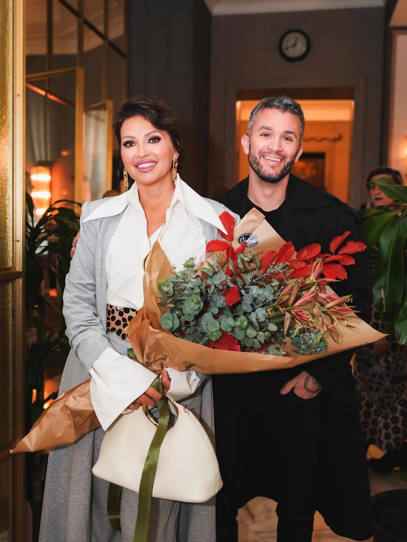 - Ja bih se htjela svim zahvaliti što ste došli, što ste izdvojili svoje vrijeme, znam da to danas nije lako u ovom užurbanom tempu, hvala vam još jednom svima. zaista mi je bilo veliko zadovoljstvo raditi s ovim ljudima, pokušala sam naći nove - mlade bolje svježe, međutim vratila sam se na one najmlađe kao što su Miro Buljan, Ante Pecotić, Fayo koji potpisuje jednu pjesmu pod nazivom 'Zašto te još volim', Miroslav Rus koji je tu sa svojom pjesmom 'Ja nisam žena koja plače', bit će da me dobro zna i naravno Ivana Husar koja je uz mene od samog početka - kazala je Nina i nastavila: