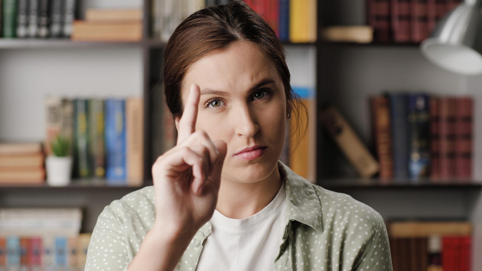 Vaga: Vaga je znak koji doslovno predstavlja vagu odnosno ravnotežu, pravo i pravdu. Ljudi rođeni u ovom znaku teško podnose nejednak tretman i ponižavanje, osobito ako je usmjereno prema starijima ili onima koji se ne znaju ili ne mogu sami obraniti. Vaga će često biti ona osoba koja smireno, ali čvrsto kaže: 'Ovo nije u redu'.