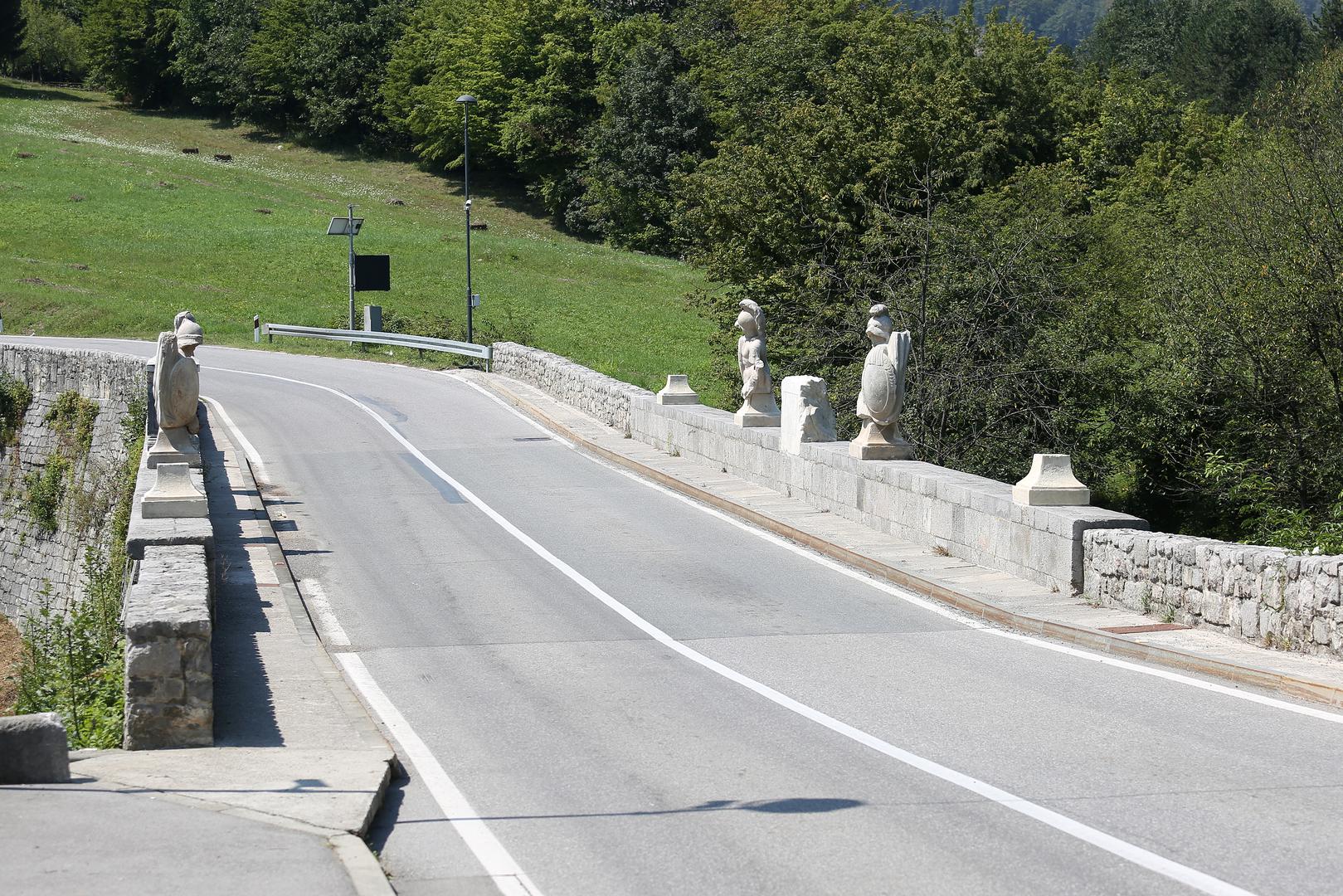 Na mjestu gdje Jozefinska cesta, koja povezuje Karlovac i Senj, prelazi preko kanjona rječice Tounjčice, u 18. stoljeću izgrađen je kameni most. 