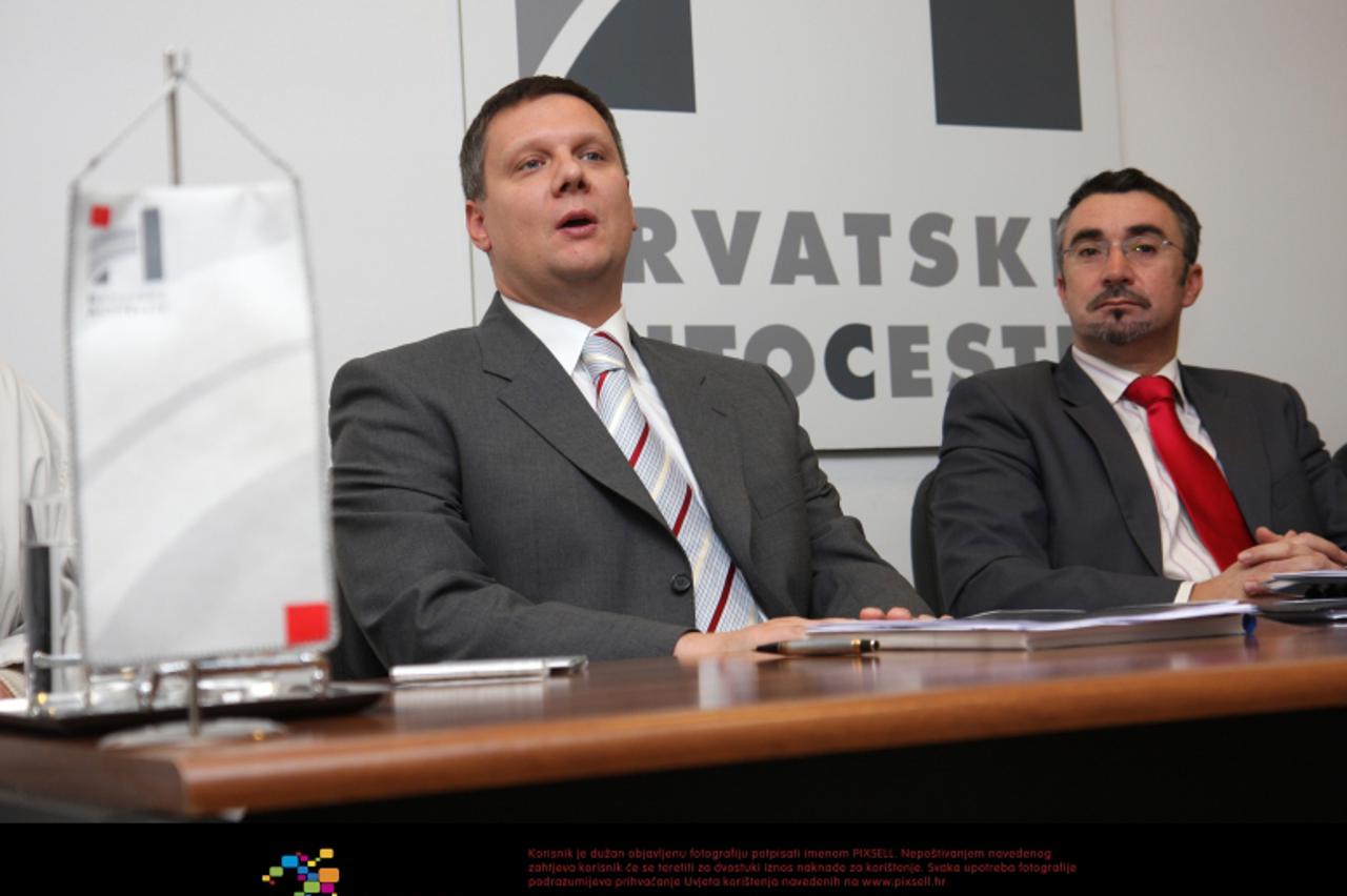 '20.10.2009., Zagreb - Uprava HAC-a sazvala je jednu od rijetkih tiskovnih konferencija kako bi ustvrdila da u tvrtki nema afera. Josip Sapunar, clan Uprave zadruzen za financije, Mario Lovrincevic, d