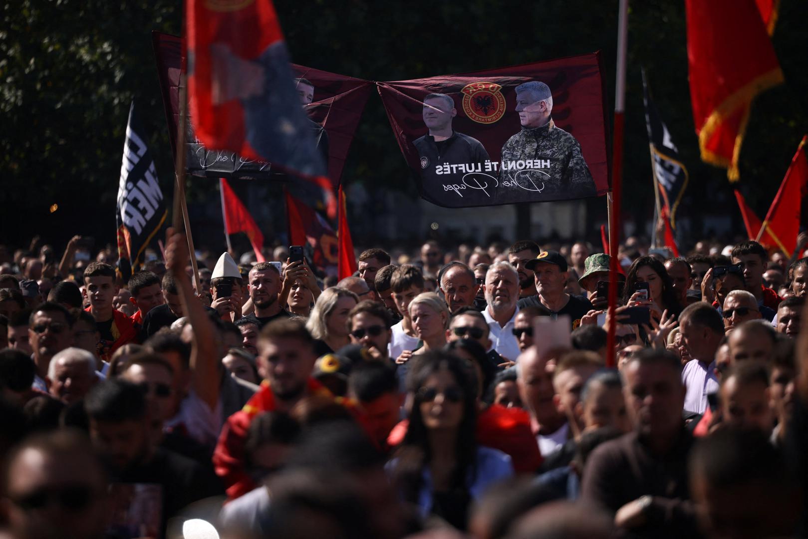 Krivima za udruženi zločinački poduhvat proglešeni su i Thacijevi suradnici. Ratni zapovjednik Oslobodilačke vojske Kosova (OVK) Jakup Krasniqi osuđen je također na 25 godina zatvora, a Kadri Veseli i Rexhep Selimi, također ratni zapovjednici OVK-a, osuđeni su na 18 odnosno 13 godina zatvora.