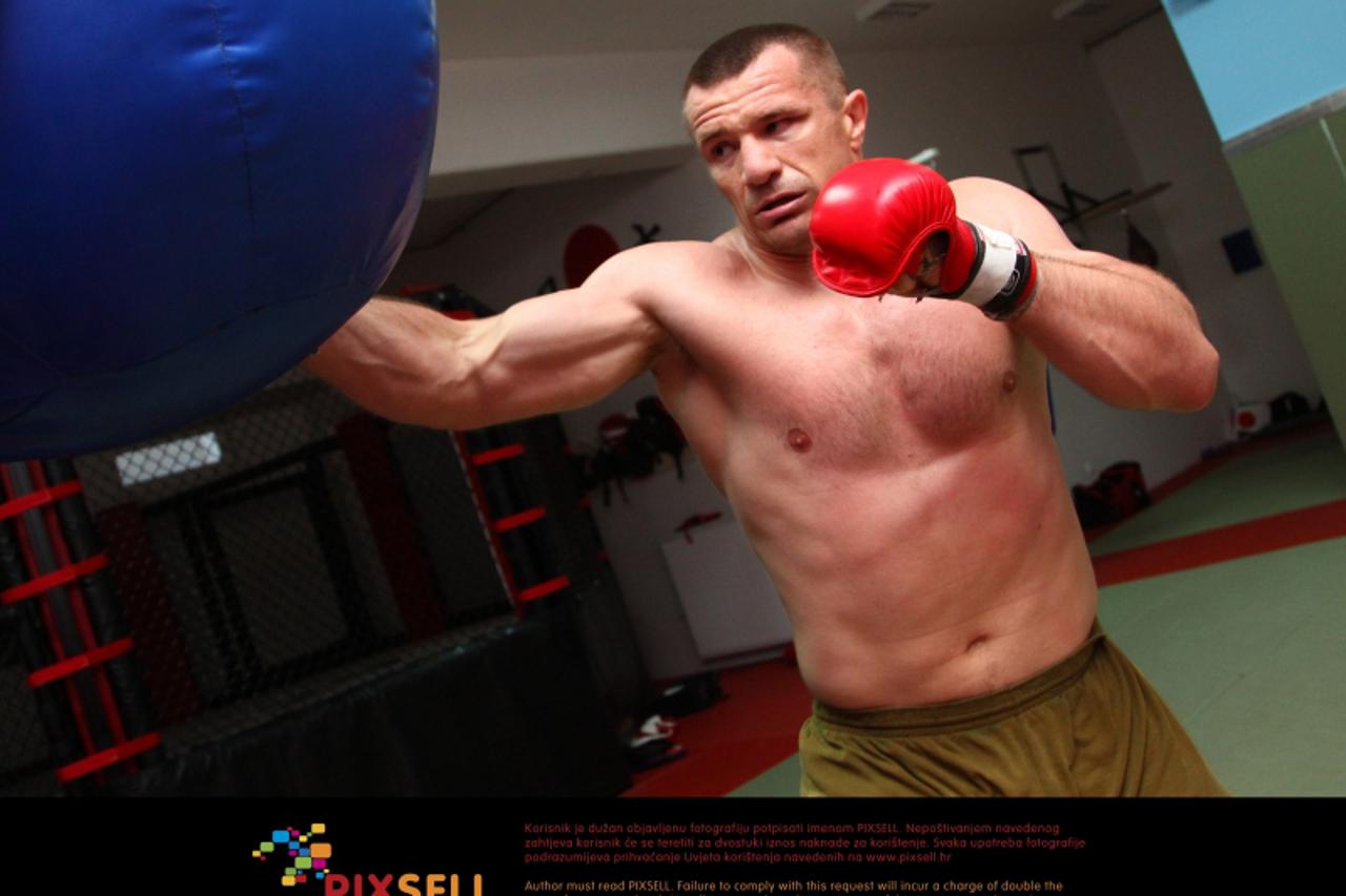 \'15.07.2010.Zagreb, Hrvatska -  Borcec, Teskovec 15,kuca Mirka Filipovica.Niksa Gvardiola, novinar 24 sata usudio se uci u ring s Mirkom Filipovicem i odradit jedan mali dio treninga s njim.Photo: Ma