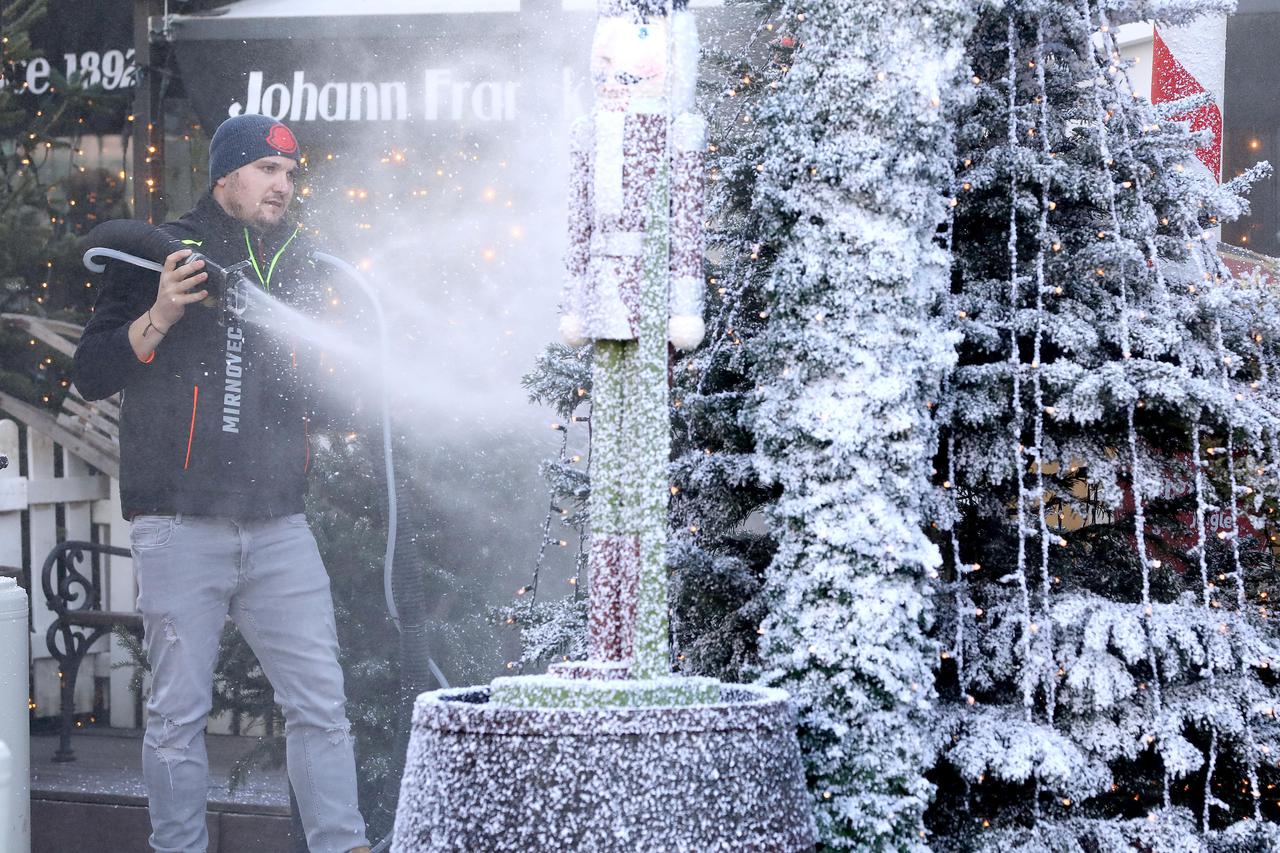 Zagreb: Umjetnim snijegom stvoren blagdanski ugođaj na glavnom Trgu