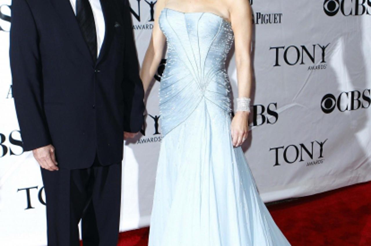 'Actress Catherine Zeta-Jones (R) and her husband Michael Douglas arrive for the American Theatre Wing\'s 64th annual Tony Awards ceremony in New York, June 13, 2010. REUTERS/Lucas Jackson (UNITED STA