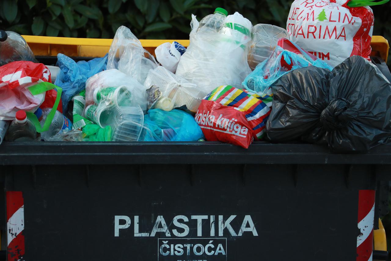 Zagreb: Pretrpani kontejneri sa smećem na Svetom duhu