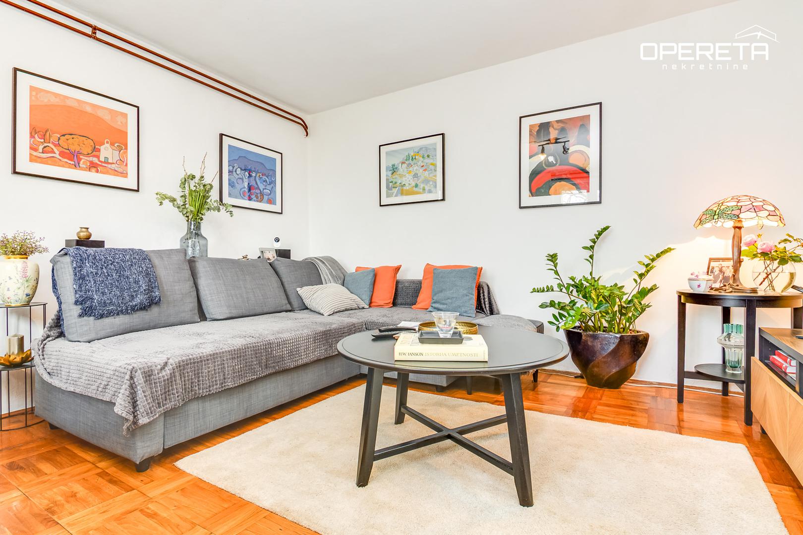  Idealna je za sve koji traže tišinu, prirodu i privatnost, a istovremeno žele biti nadomak grada – Zaprešić je udaljen svega desetak minuta vožnje.

