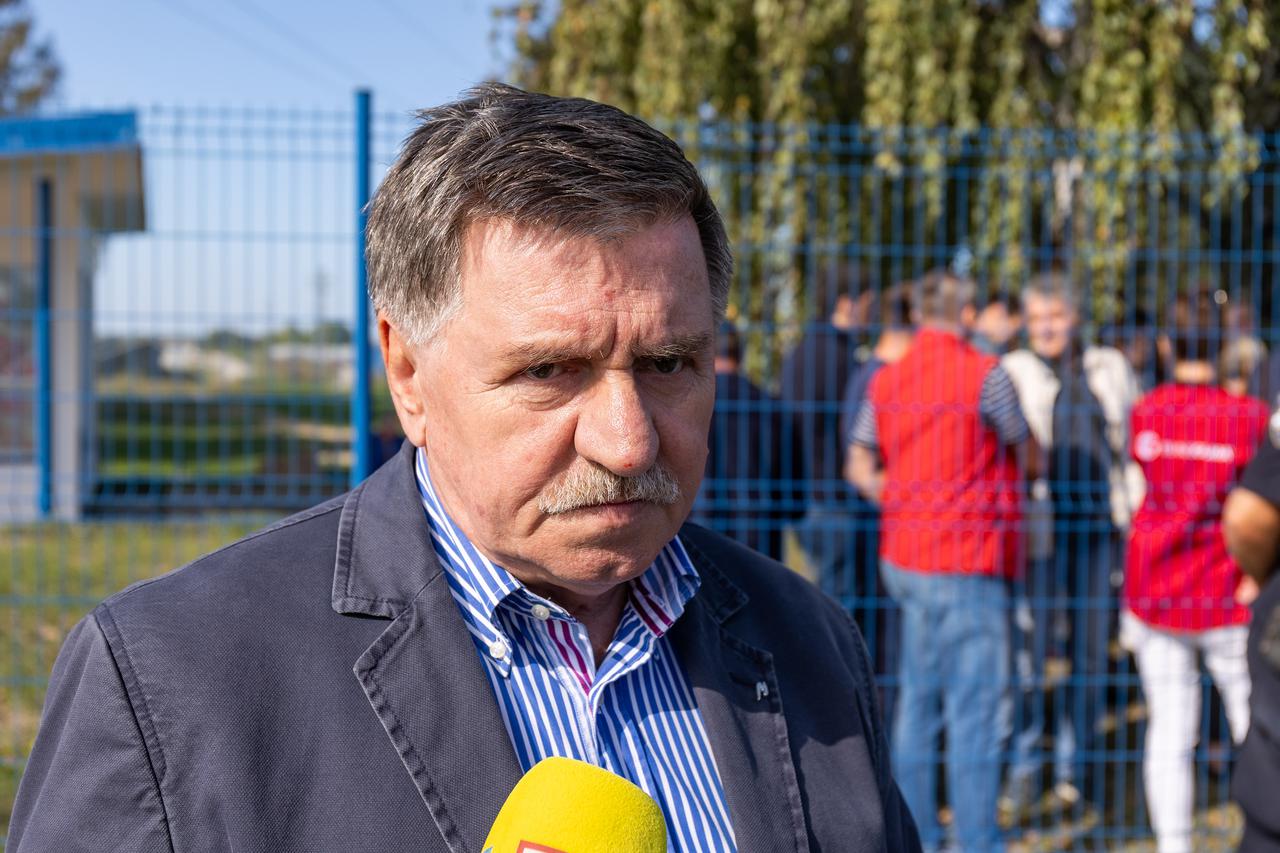 Osijek: Radnici tvornice okupili su se ispred tvrtke i organizirali skup podrške, stigao je i vlasnik Zvonko Bede