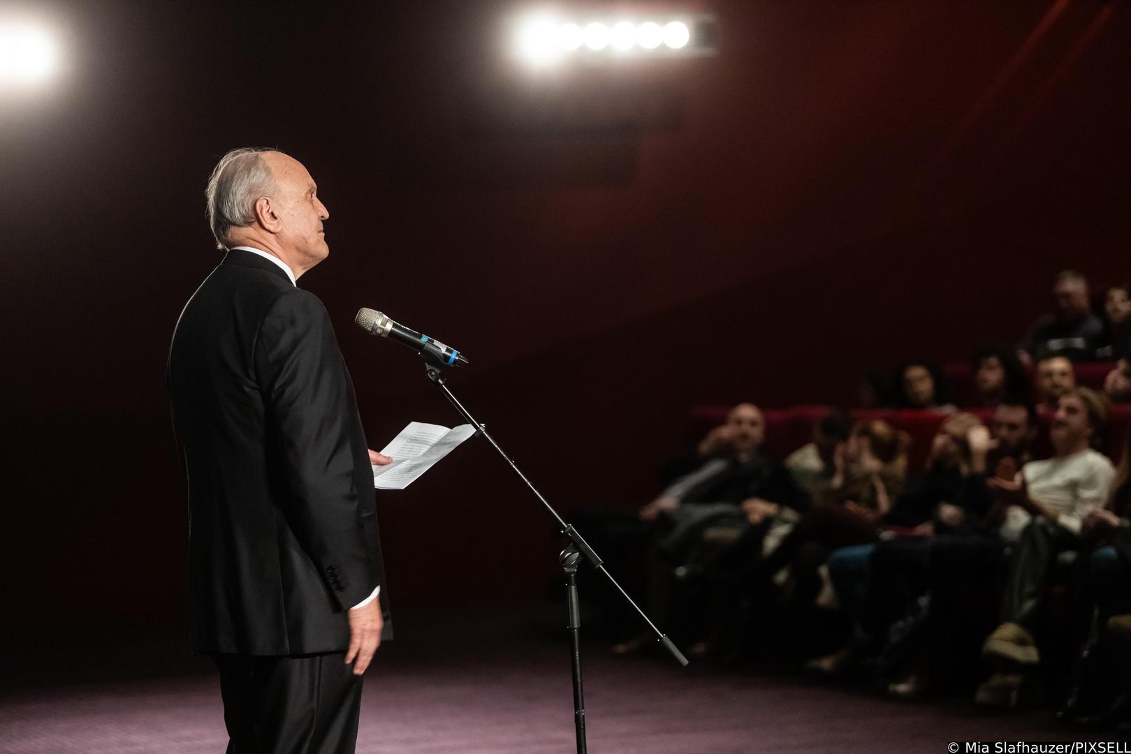 Film donosi biografiju čovjeka koji je od Braća došao do dvorane Svete Stolice. Monsinjor Eterović služio je uz četvoricu papa – Ivana Pavla II., Benedikta XVI., Franju te Pavla VI.