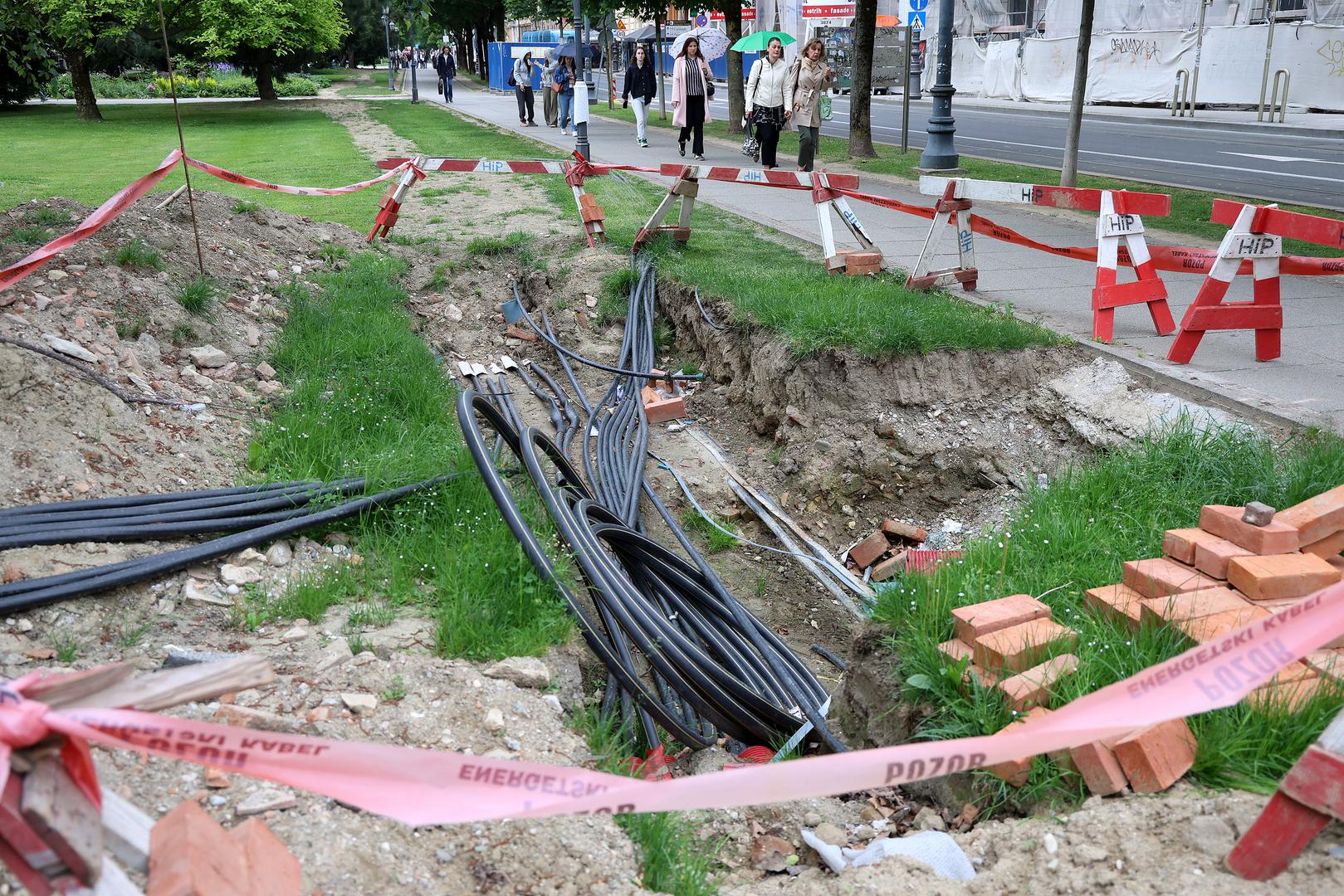 Strossmayerov trg smješten je između Zrinjevca i Trga kralja Tomislava.