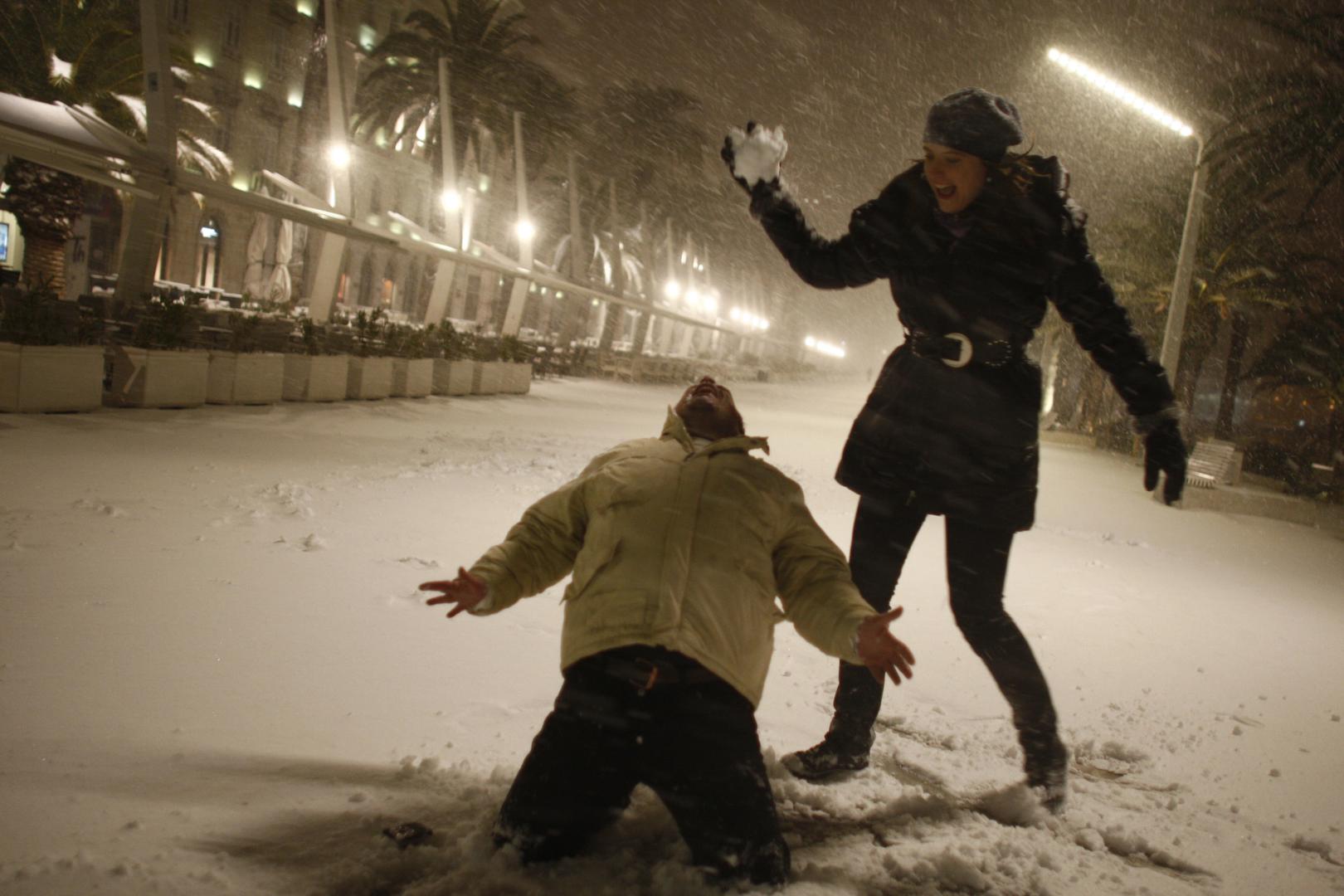 03.02.2012., Split - Grad se probudio pod bijelim pokrivacem i na -4 stupnja sto je bilo dovoljno da se proglasni "snjezni dan". Vrtici, skole, kao i institucije imaju opravdanje od gradonacelnika zbog neradnog dana, a gradjanima je savjetovano da ostanu u toplim domovima. Nocno grudanje na rivi. rPhoto: Ivo Cagalj/PIXSELL