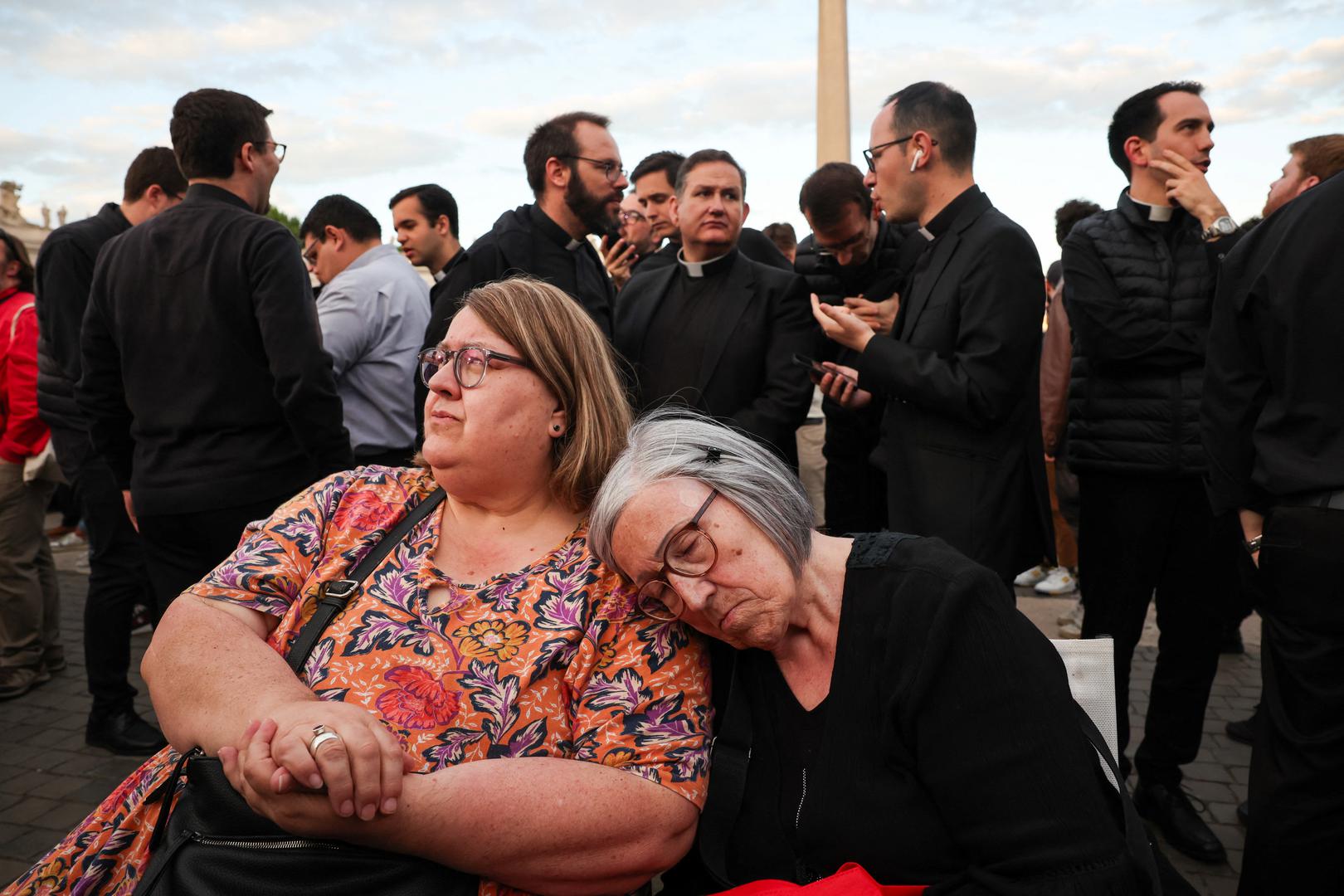  Kardinali će narednih dana glasati četiri puta dnevno, a za valjani izbor potrebna je dvotrećinska većina – ukupno 88 glasova. Ako papa bude izabran, dim će biti bijel, a oglasit će se i zvona bazilike svetog Petra.