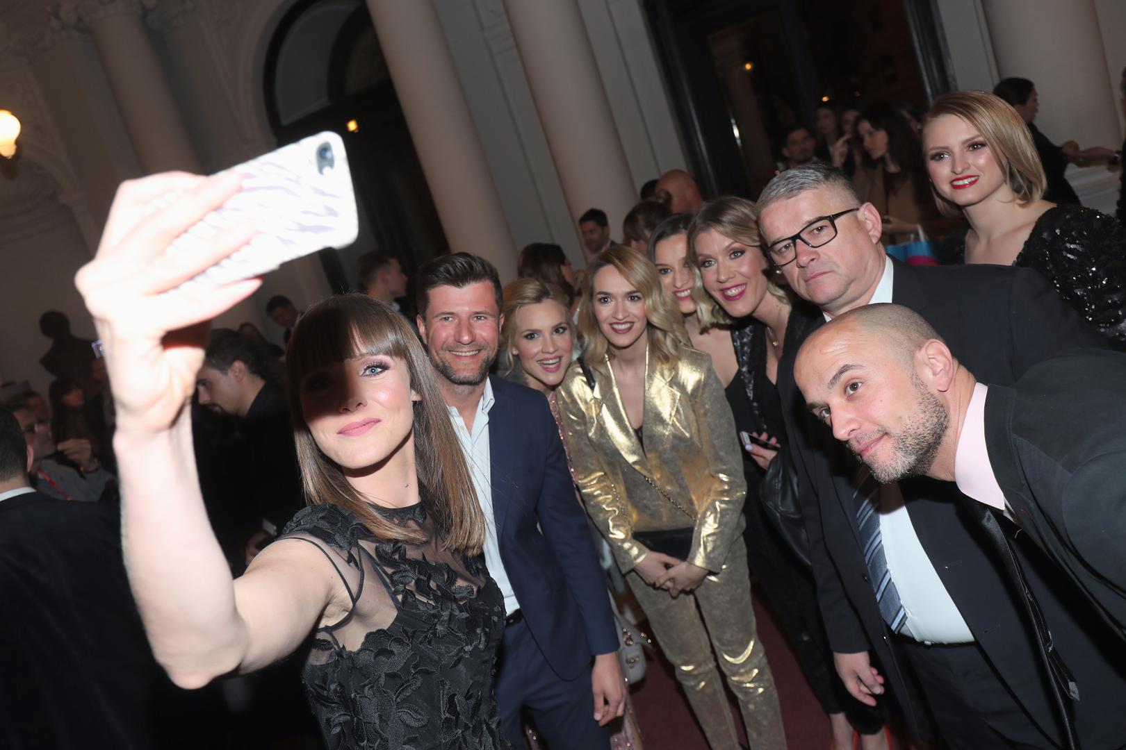 Ekipa RTL televizije snima selfie prije same dodjele.