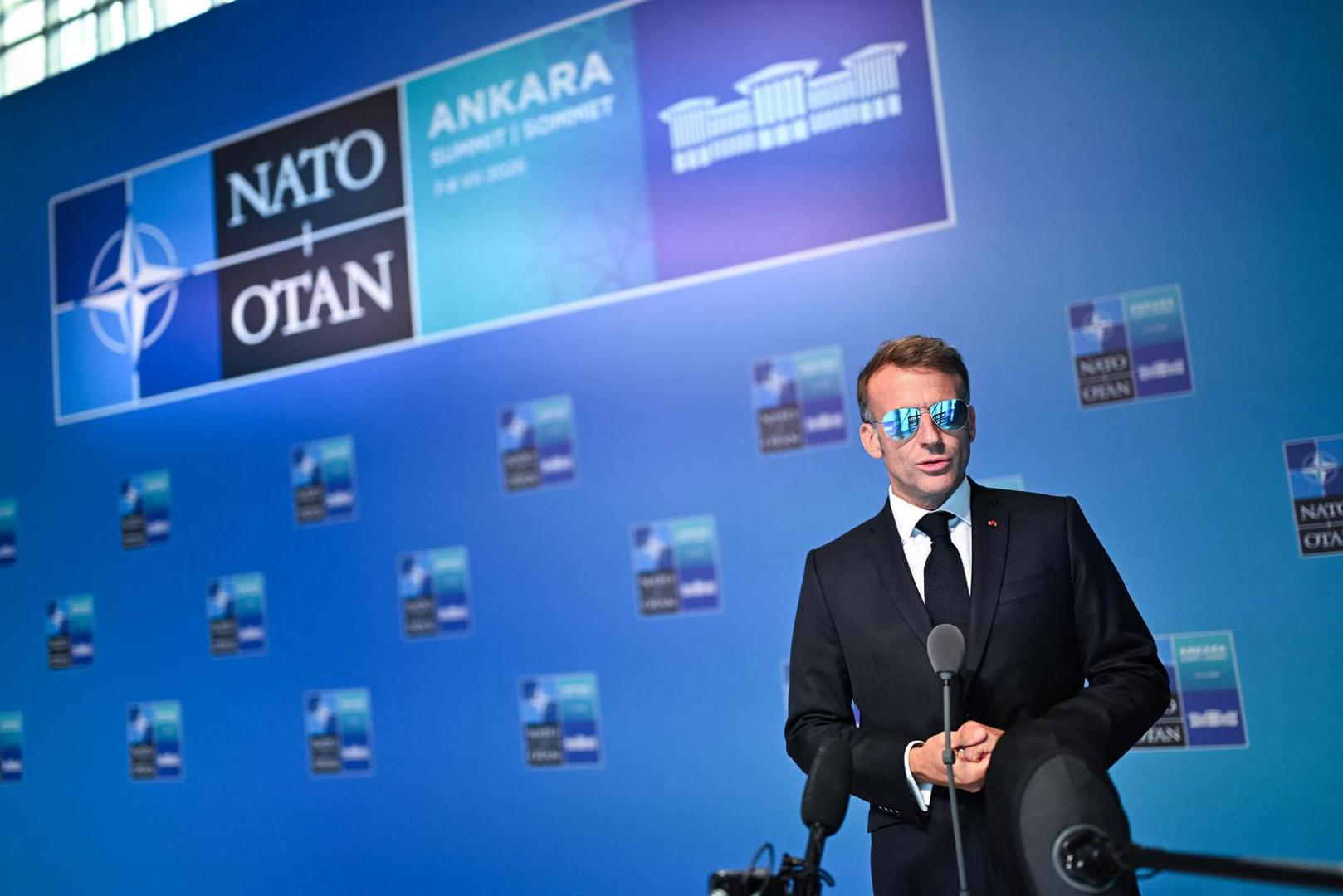 Iz Elizejske palače ranije su objasnili da je Macron počeo nositi zatamnjene naočale nakon što mu je dijagnosticirano subkonjunktivalno krvarenje, odnosno pucanje sitne krvne žile ispod prozirne membrane koja prekriva bjeloočnicu. Iako takvo stanje može uzrokovati vidljivo crvenilo oka, liječnici navode da je uglavnom bezopasno i da ne utječe na vid.