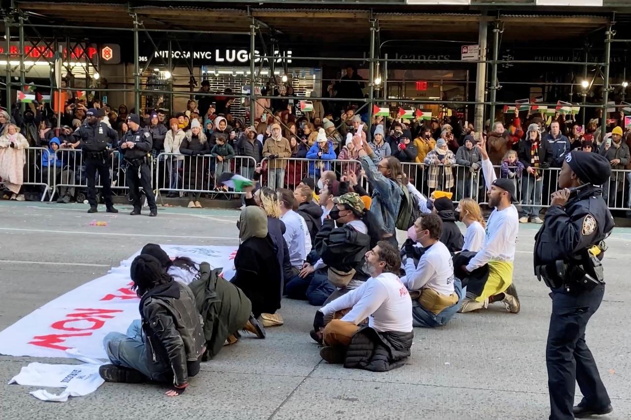 Pro-Palestinian protest blocks Thanksgiving parade in New York
