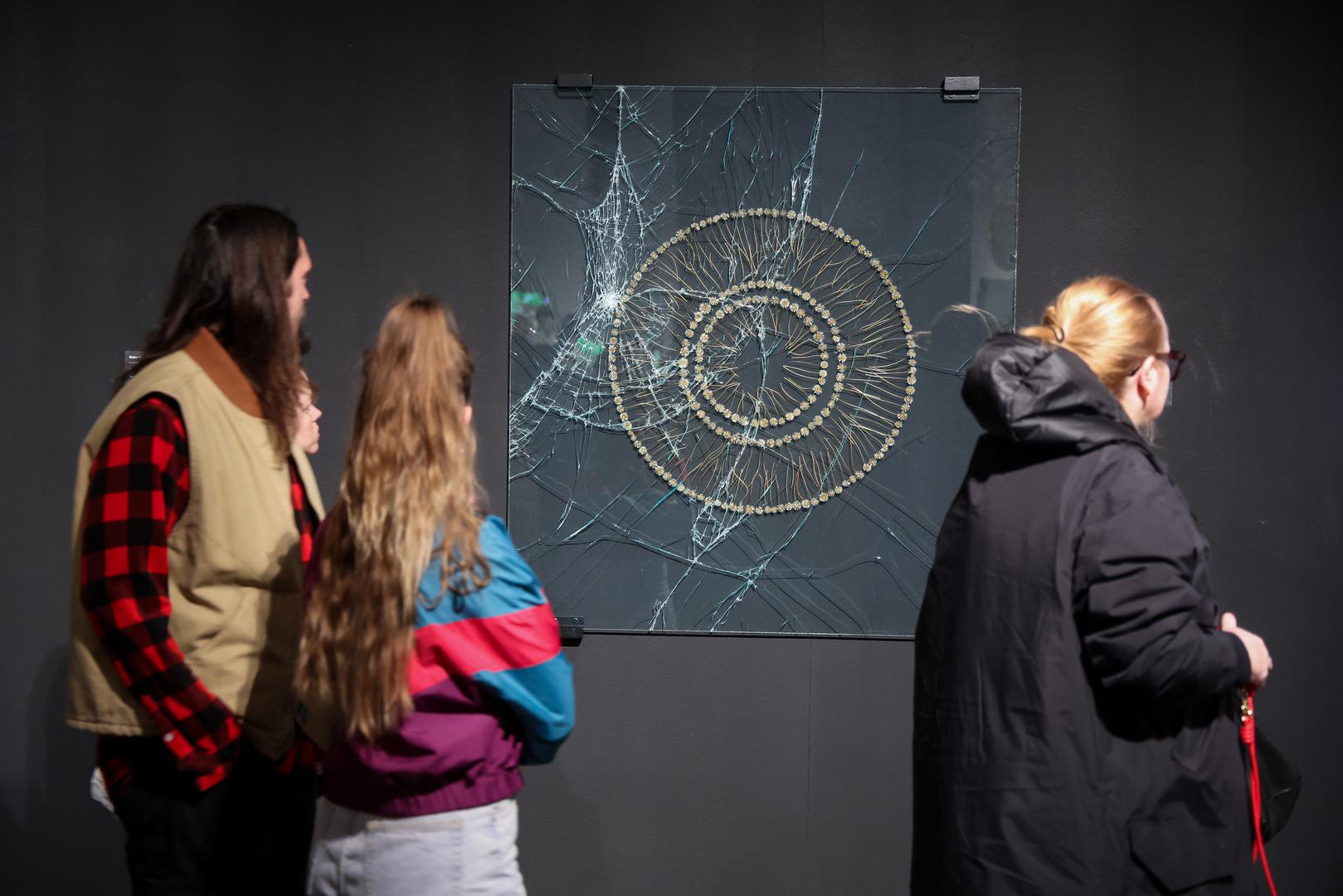 U MSU je otvorena izložba 'Natura po_etica' koja povezuje radove suvremenih umjetnika i radove iz fundusa MSU-a u sedam tematskih dionica u kojima se na različite načine uspostavljaju odnosi između prirode, umjetnosti i svakodnevice