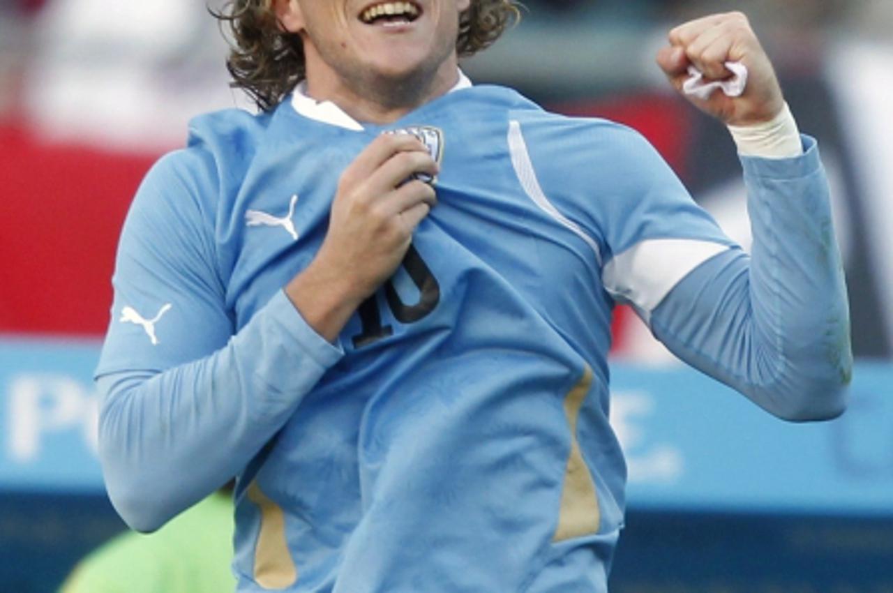\'Uruguay\'s Diego Forlan celebrates his goal against Paraguay during their Copa America final soccer match in Buenos Aires, July 24, 2011.        REUTERS/Enrique Marcarian (ARGENTINA - Tags: SPORT SO