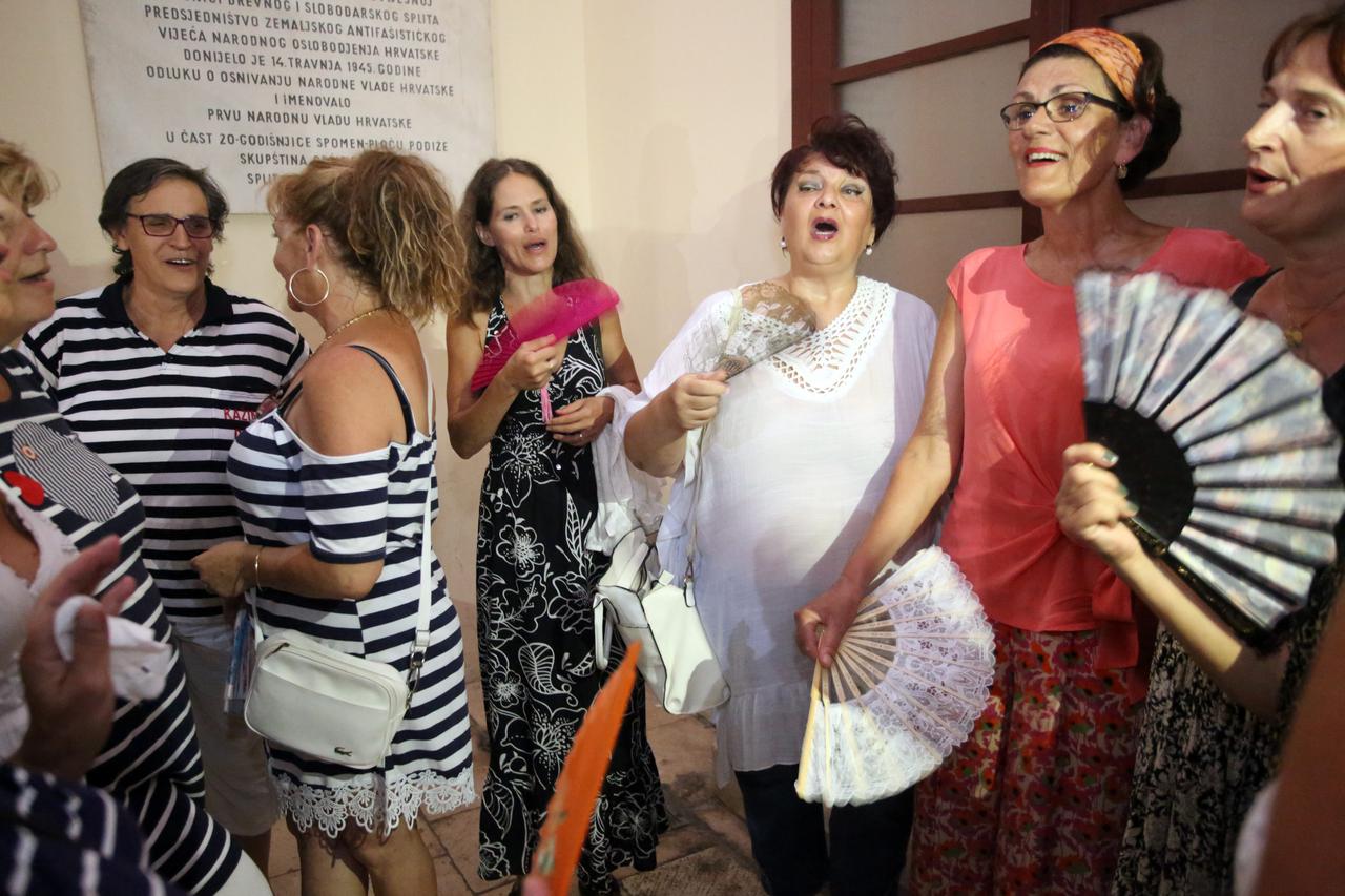 Građani se spontano okupili na Pjaci i uz žensku klapu pjevali Oliverove pjesme