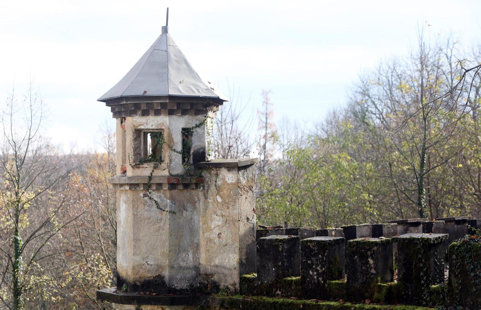 22.11.2019., Bosijevo - Stari grad Bosiljevo kojeg su izgradili knezovi Frankopani i bili vlasnici do  poznate urote 1671. godine, kada je konfisciran i opljackan. Od tada  je jedan od najljepsih dvoraca u Hrvatskoj promijenio brojne vlasnike ukljucujuci i  i posljednjeg, Sinisu Krizanca koji ga je imao u koncesiji na 99 godina no izgubio jer nije napravio nista. Dvorac je sada u vlasnistvu Republike Hrvatske i iz godine u godinu  jako propada, kroz desetljeca u dvorcu su razbijeni su prozori, ukradene brojne vrijedne umjetnine, namjestaj, skulpute, cak i kamene ograde. Dvorac je ukljucen u program Dodiri civilizacije kroz koji opcina Bosiljevo koja ga je dobila na uporabu odrzava.Photo: Kristina Stedul Fabac/PIXSELL