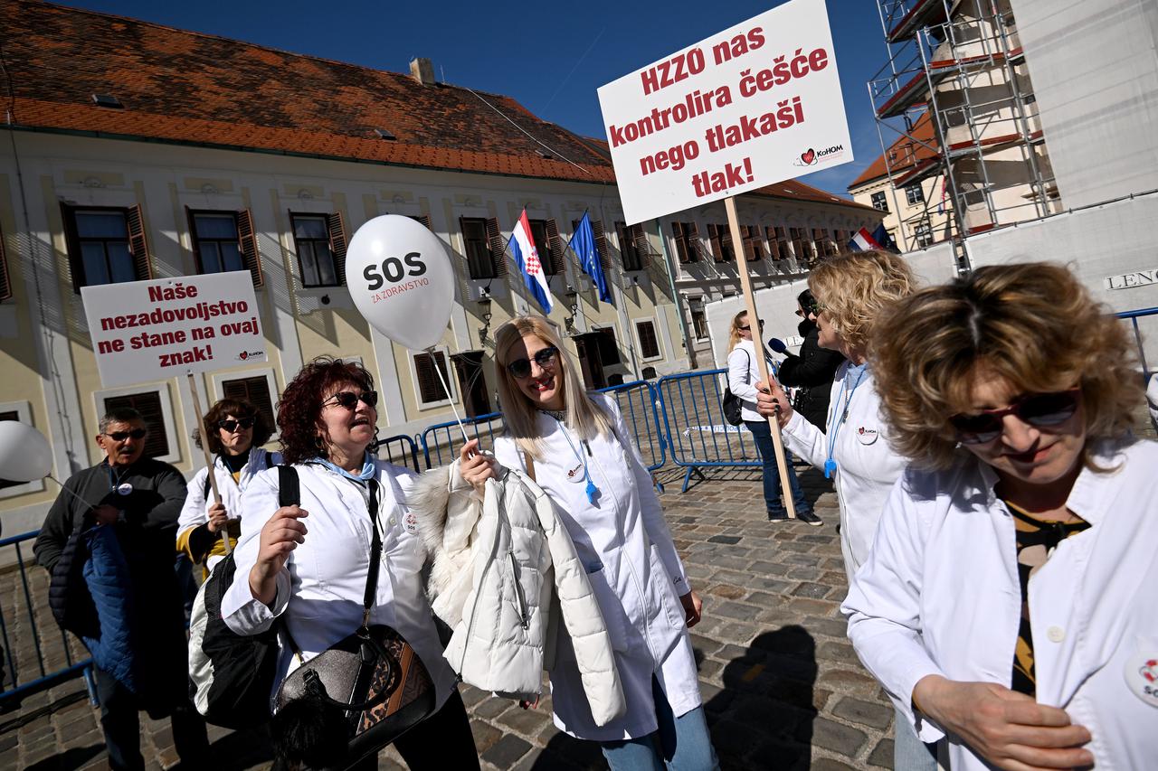 Zagreb: Prosvjed liječnika nezadovoljnih stanjem u hrvatskom zdravstvu pod sloganom 'S.O.S. za zdravstvo'