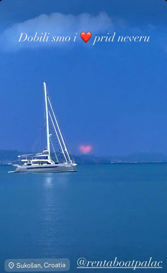 Jučer uoči nevere, nebo iznad Sukošana ponudilo je neobičan prizor koji je privukao pažnju mještana i turista. Neposredno nakon zalaska sunca, u gustoj naoblaci pojavila se formacija nalik crvenkastom srcu jasno vidljiva na zapadnom horizontu.





