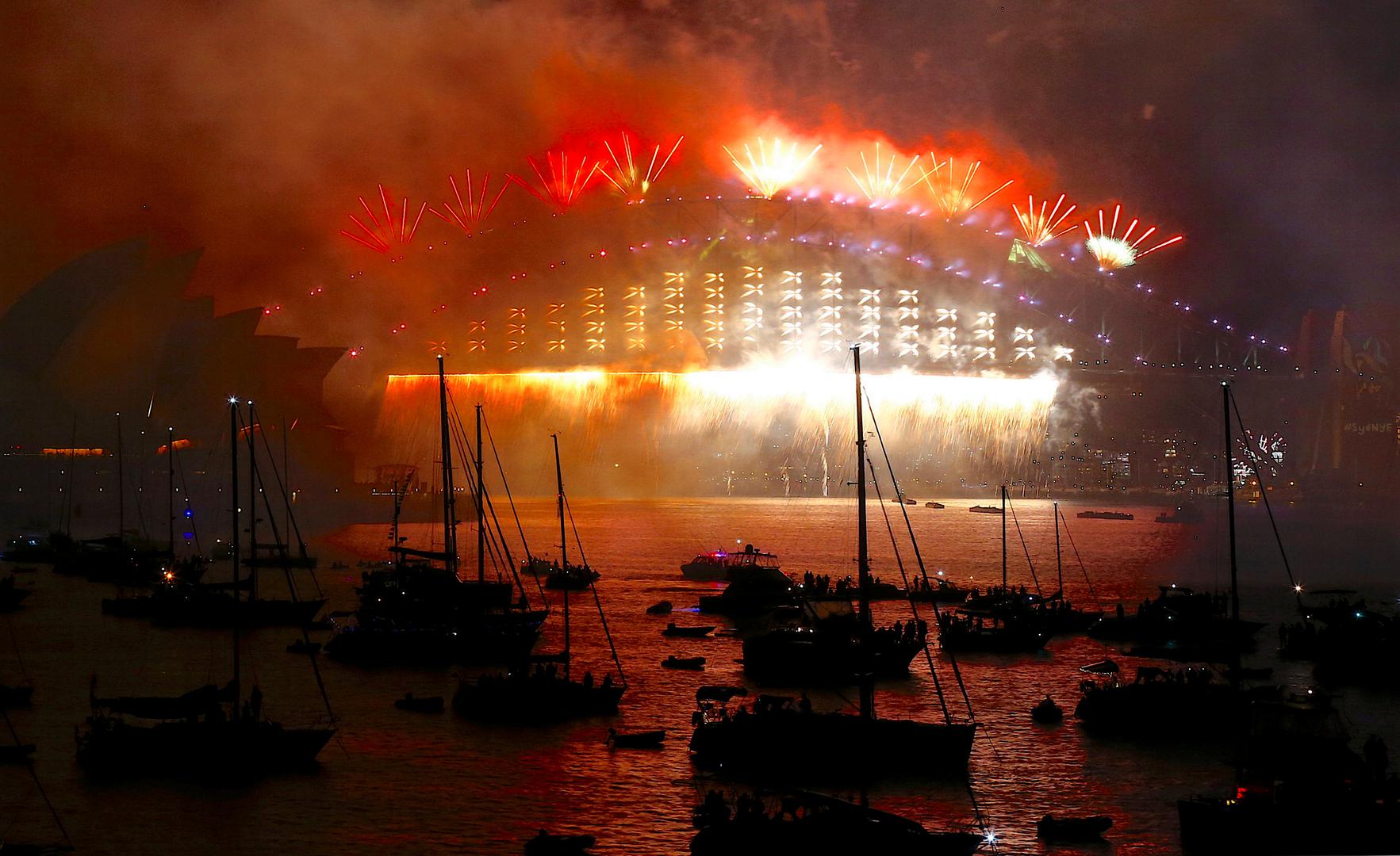 Oko 1,5 milijuna ljudi okupilo se na obali Sydneya kako bi gledali vatromet iznad tog povijesnog mosta i slavne operne kuće, a to je bila prva velika proslava Nove godine nakon Novog Zelanda. 