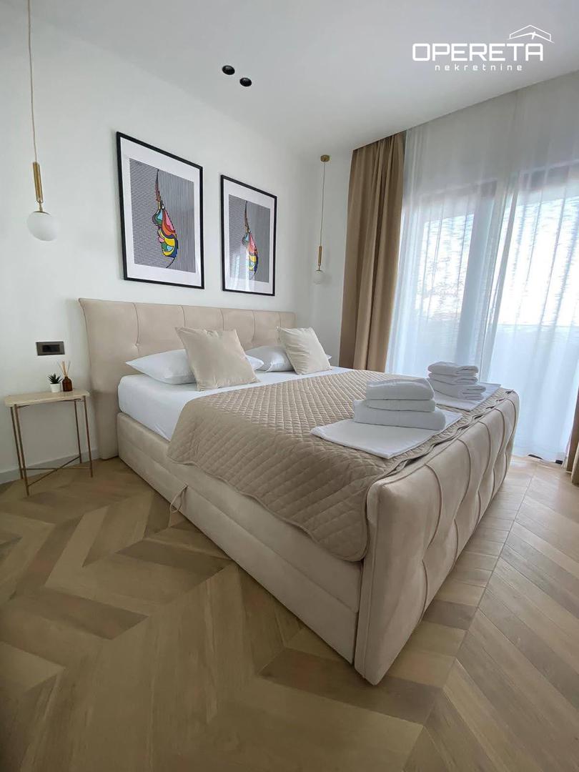 Na prvom katu, udoban jednosobni stan savršen je za samce ili mlade parove. Sadrži svijetlu spavaću sobu, modernu kupaonicu i otvoreni dnevni boravak s kuhinjom, dok privatni balkon od 15 m² pruža intiman kutak za opuštanje.
