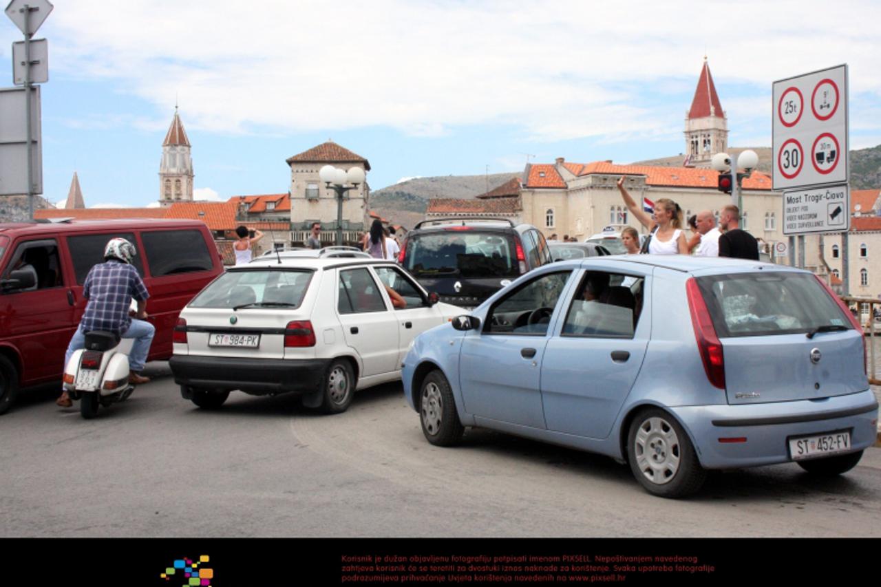 '10.08.2010., Trogir - Trogirska kilometarska guzva je nepodnosljiva, s Ciova do centra Trogira voznja traje oko pola sata, a kad nema guzve voznja traje svega pet minuta. Na ulazu s Ciova na most vla