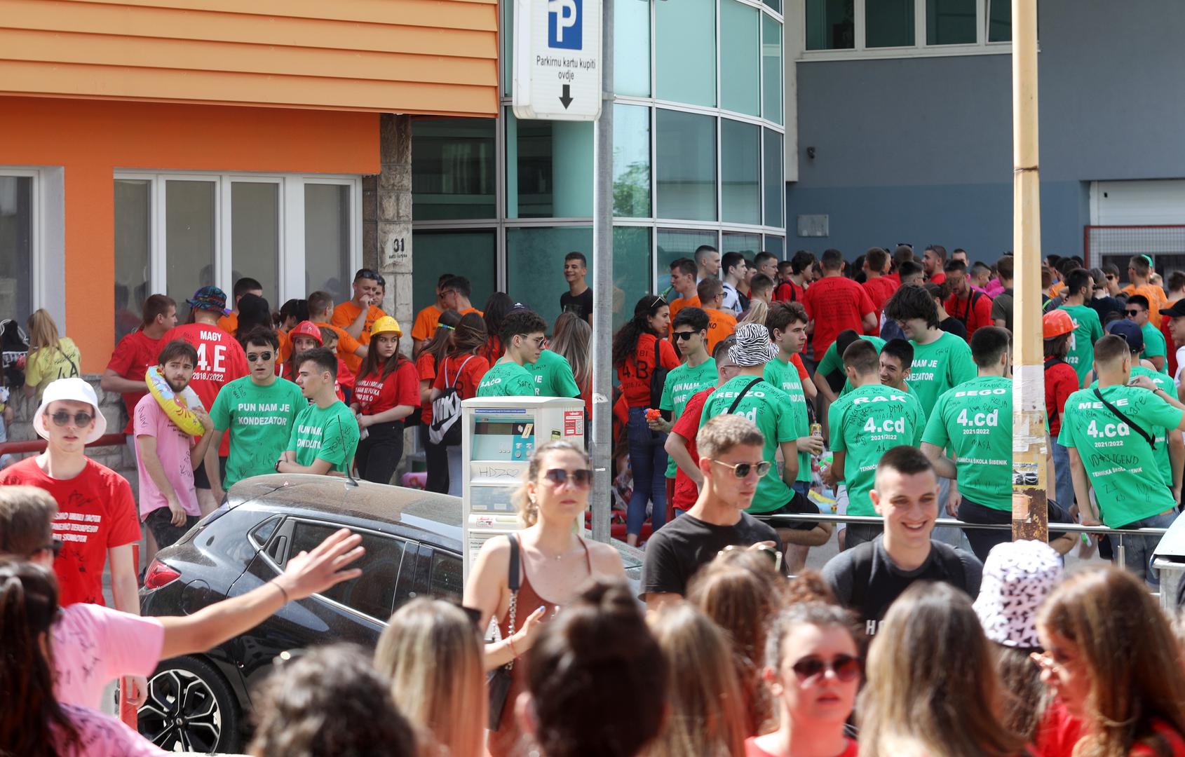 25.05.2022., Sibenik - Oprostaj maturanata od srednje skole obiljezava se ispred sibenskih srednjih skola od jutarnjih sati. Norijada u Sibeniku protice veselo. Photo: Dusko Jaramaz/PIXSELL