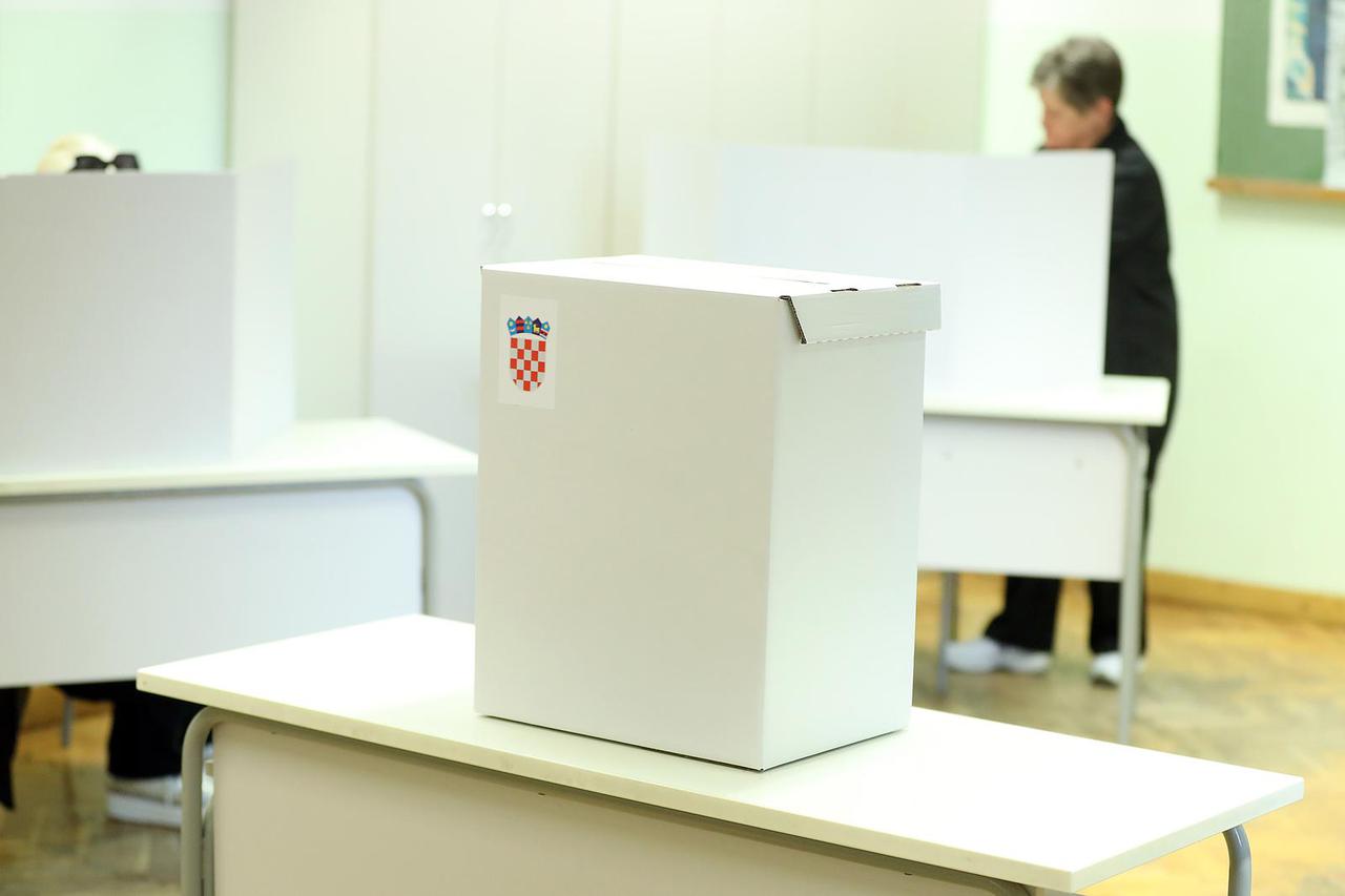 Zagreb: Gra?ani izlaze na birališta izabrati svoje zastupnike u Europski parlament