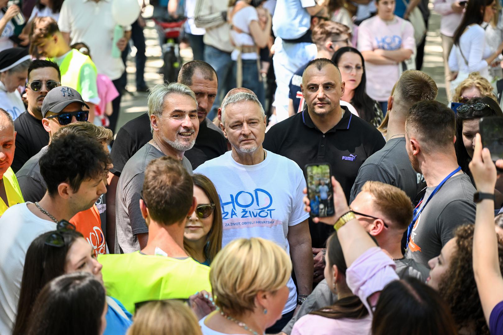  Pred okupljene je izašao Marko Perković Thompson i zapjevao “Lijepa li si”, što je izazvalo ovacije dijela okupljenih, ali i novu političku buru u Zagrebu.