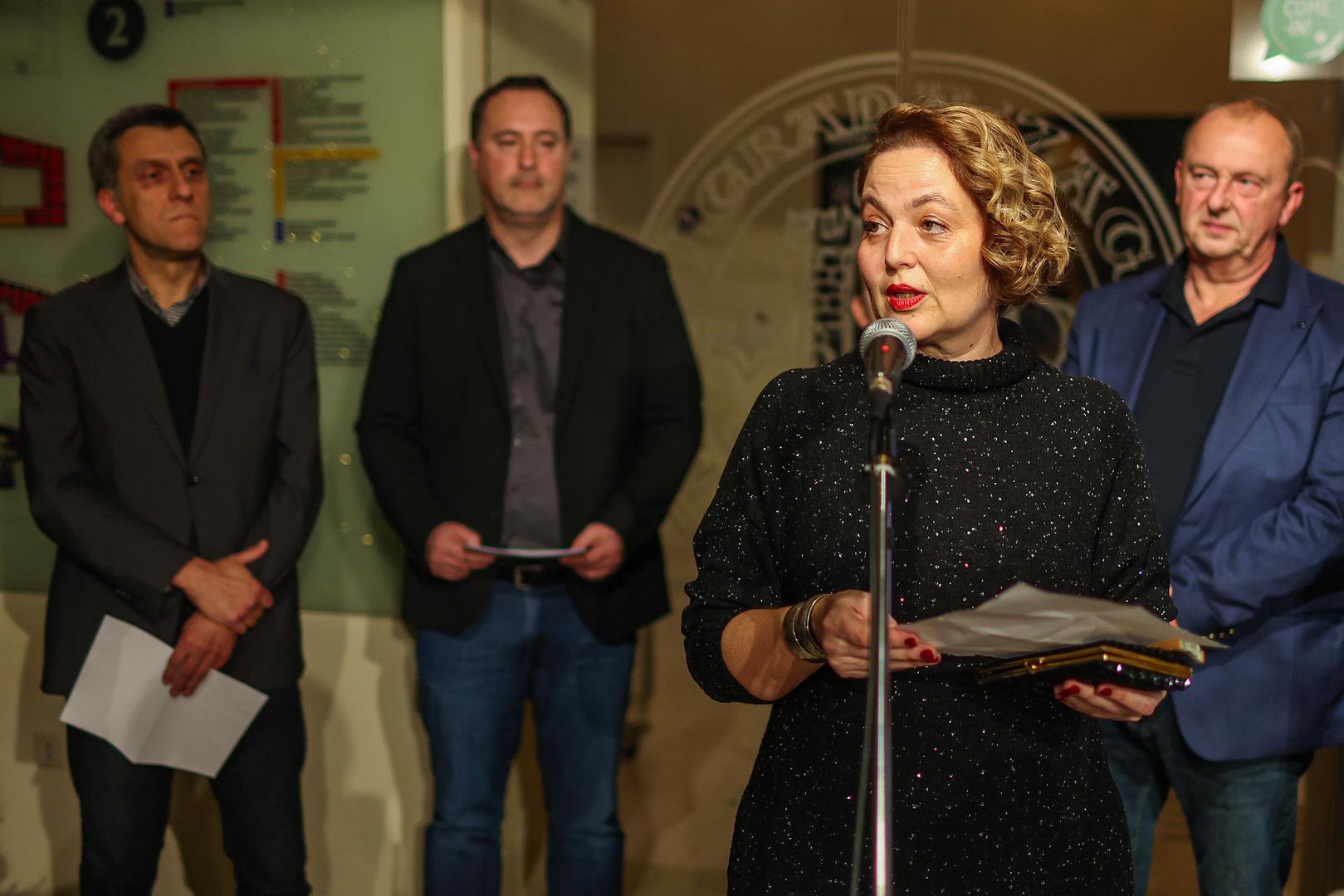 Autorica Tanja Kocković Zaborski kazala je kako su proučavajući kavane suptilno ušli u povijest svakodnevice Zagreba. Istaknula je kako zagrebački tisak između dva svjetska rata naglašava da su žene sve prisutnije kao posjetiteljice lokala, konobarice, ali i kao vlasnice gostionica i krčmi. "Izložbom smo pokušali ocrtati kompleksnost povijesnog trenutka kojeg smo istraživali, ali u isto vrijeme donijeti posjetiteljima i zanimljive crtice iz zagrebačke prošlosti", dodala je