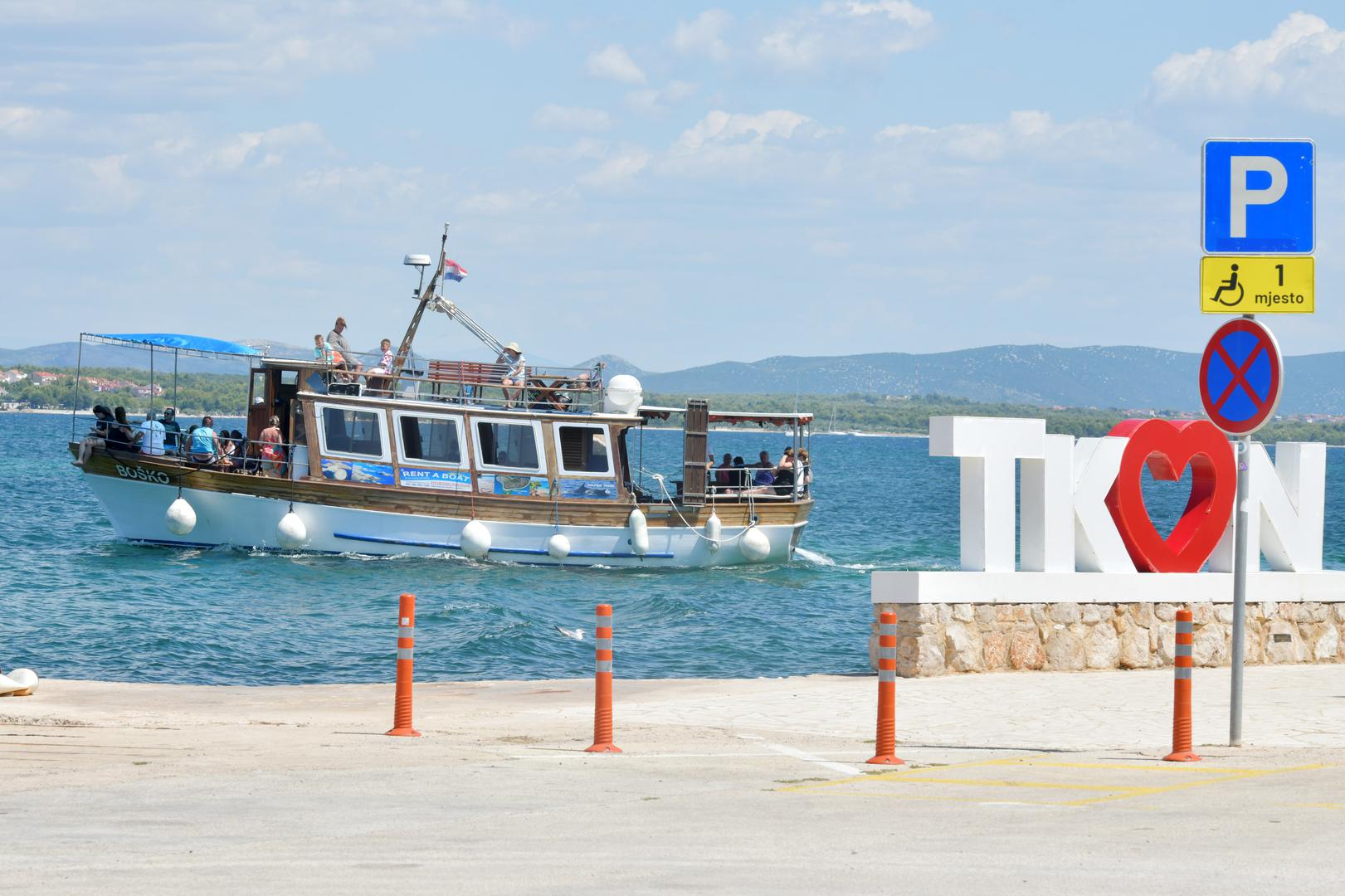 JOŽA HORVAT volio je dolaziti u Tkon, kojem je zaštitni znak ćok, odnosno crni kos. Samostan svetog
Kuzme i Damjana na Ćokovcu iz 11. stoljeća jedini je aktivan muški benediktinski samostan u ovom dijelu
Starog kontinenta. U Pašmanskom kanalu morske se struje mijenjaju svaka dva sata...