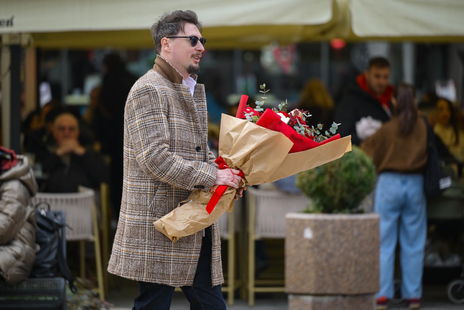 Ivan Šeregi, redatelj hit-filma "Svadba", prošetao je noseći buket ruža. 