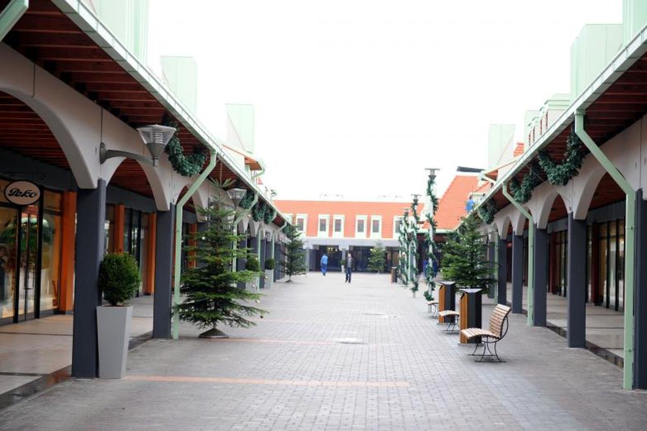 '17.11.2008., Zagreb - Otvorenje Outlet Centra Sveta Helena. U tom \'gradicu\' nalaze se broji ducani s originalnim brendovima snizenim 30 do 80 posto, a tu su i blagdanski popusti od 50 posto. Radno 