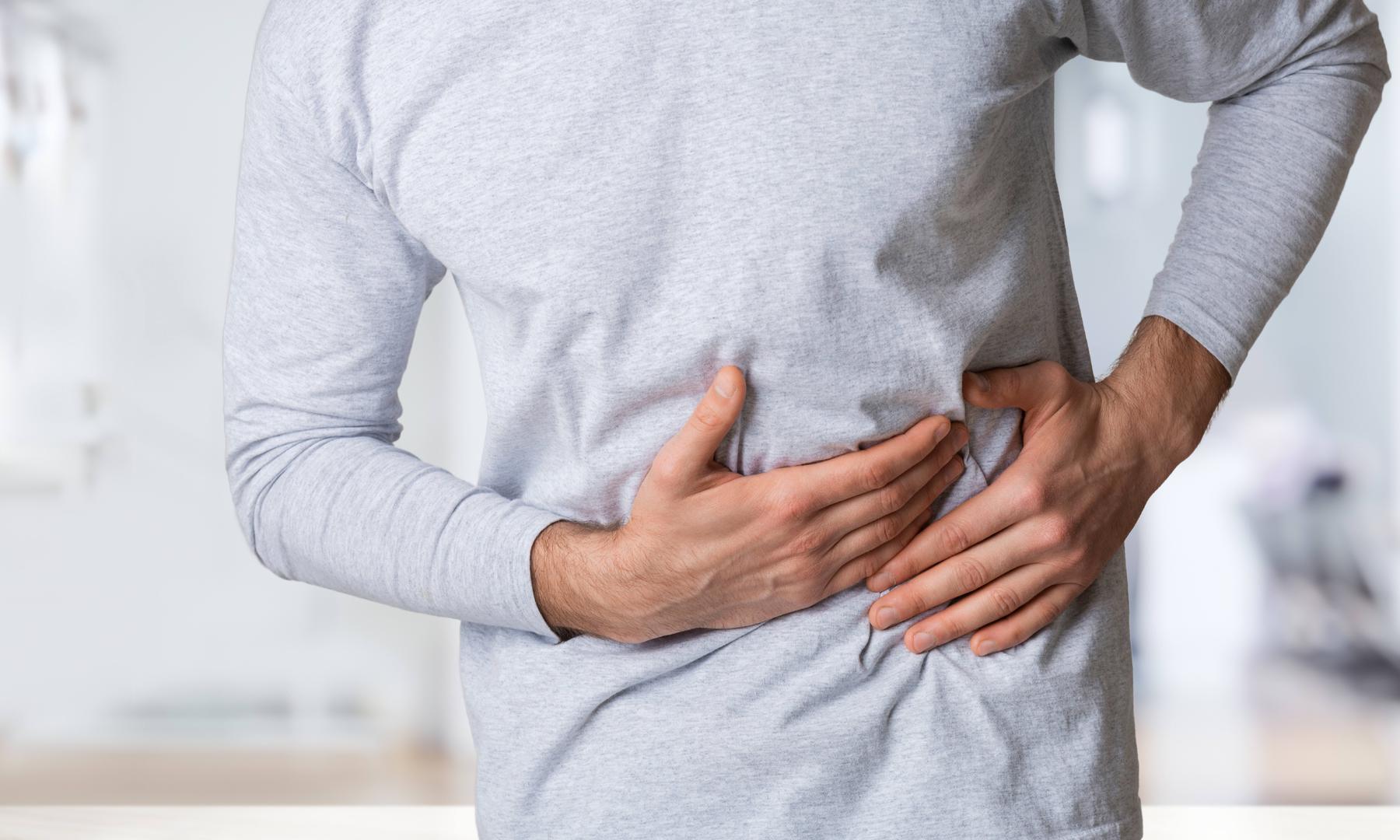 Ako želite dugoročno očuvati zdravlje jetre, razmislite o sljedećem: ograničite unos rafiniranih šećera i zaslađenih pića, izbjegavajte industrijska ulja i prerađenu hranu, umjesto sokova jedite cijelo voće, pažljivo birajte dodatke prehrani i savjetujte se s liječnikom prije uzimanja bilo kakvih suplemenata. Jetra možda tiho radi svoj posao, ali njezina važnost za vaše ukupno zdravlje je – neprocjenjiva.