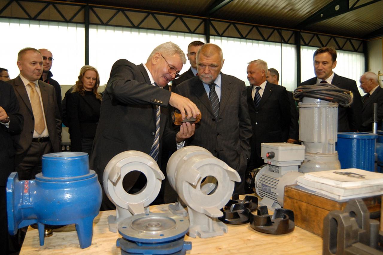 'VARAZDIN/MEDJIMURJE- 15.09.08., \\u017EDonji Kraljevec, Hrvatska- Predsjednik Stjepan Mesic u posjetu Donjem Kraljevcu. Razgledavanje u pogonu Tehnix-a. Photo: Vjeran Zganec-Rogulja/Vecernji list'
