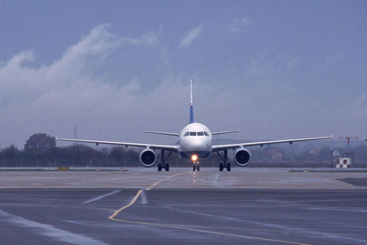 'zagreb, 28.10.2003. +++arhivska fotografija+++ pleso, aerodrom, avion ,zrakoplov, airbus, croatia airlines snimio patrik macek'