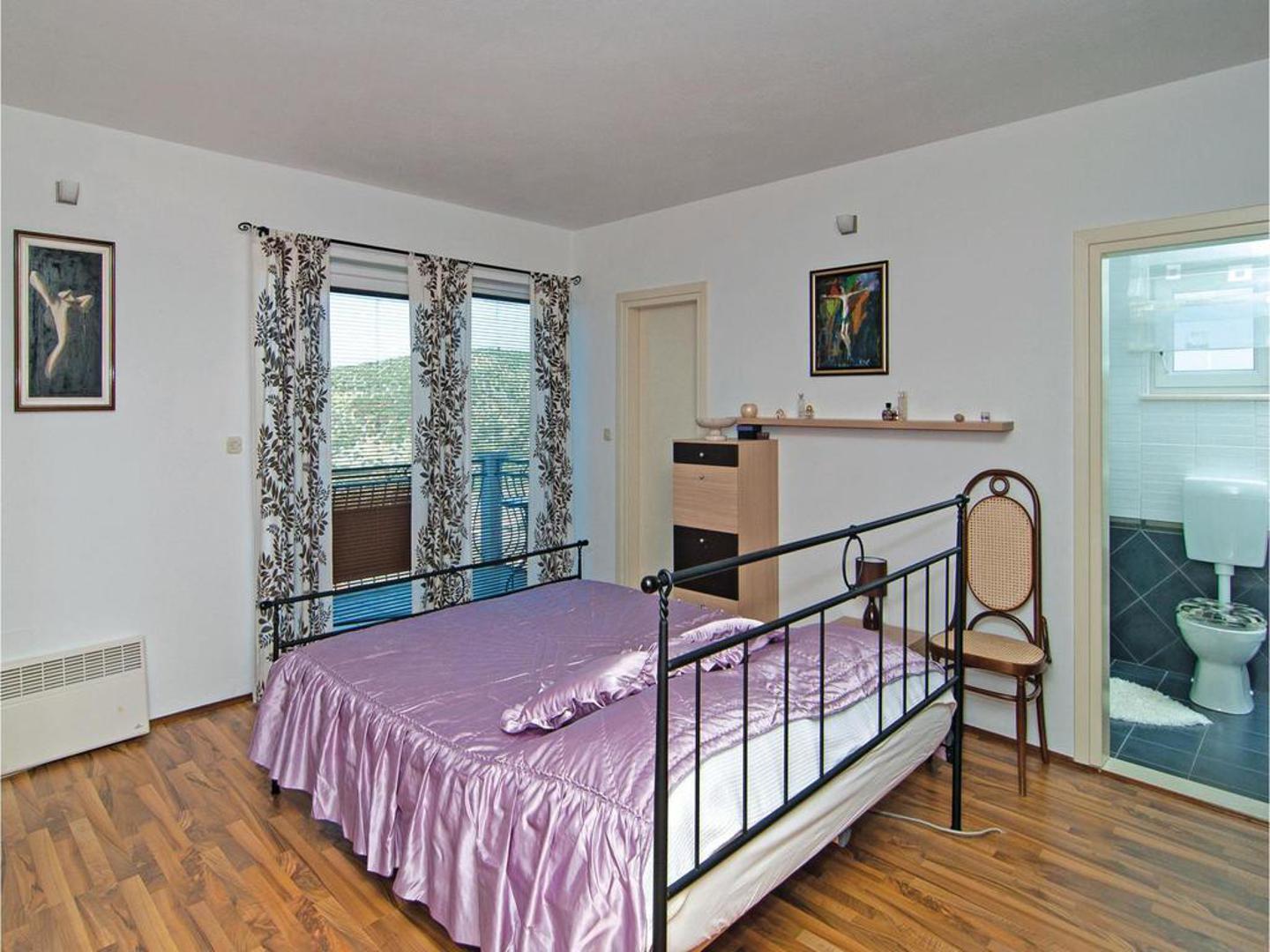 Prostrana vila s pet spavaćih soba, opremom za fitnes, kao i bazen jako je popularna među turistima. Naime, ako pokušate rezervirati termin Booking će vam javiti da je smještaj rasprodan