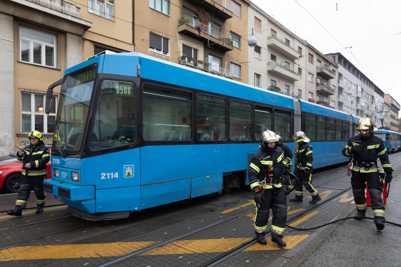 Zagreb: Zbog požara u tramvaju intervenirali vatrogasci