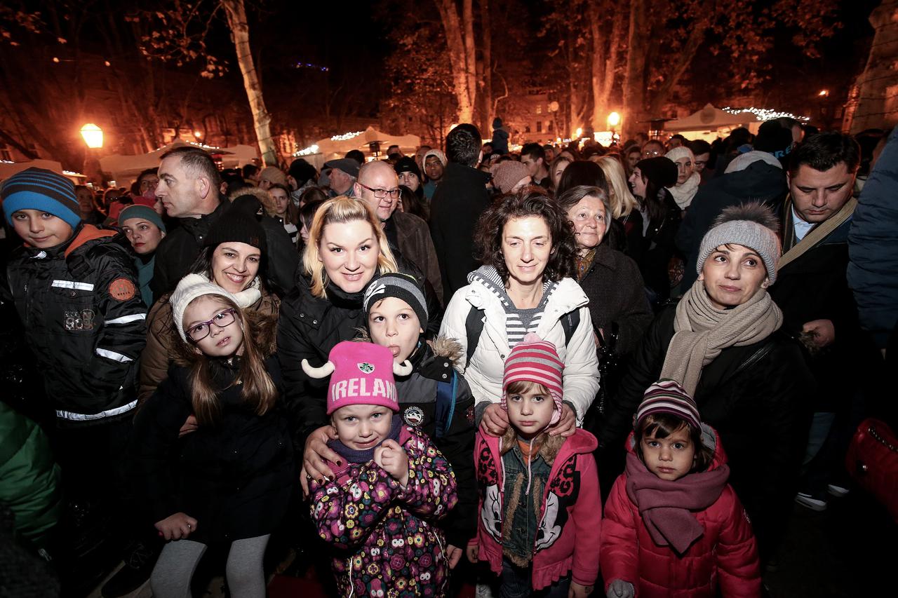 28.11.2015.,  Zagreb - Tisuce upaljenjih lampica privuklo mnostvo gradjana na otvorenje Adventa na Zrinjevcu.    Photo: Petar Glebov/PIXSELL