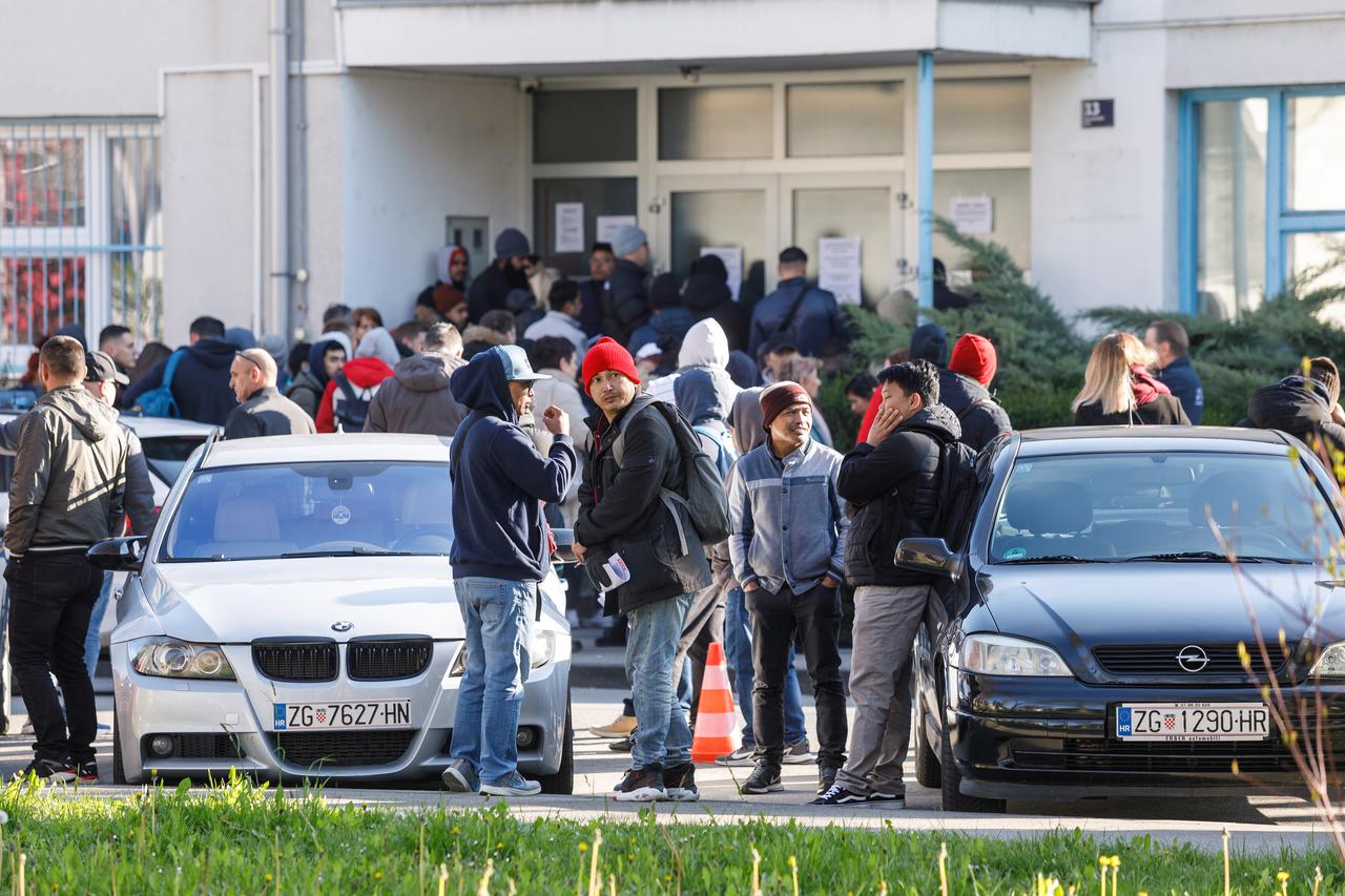 Zagreb: Strani radnici čekaju u redu ispred Službe za državljanstvo i statusna pitanja stranaca