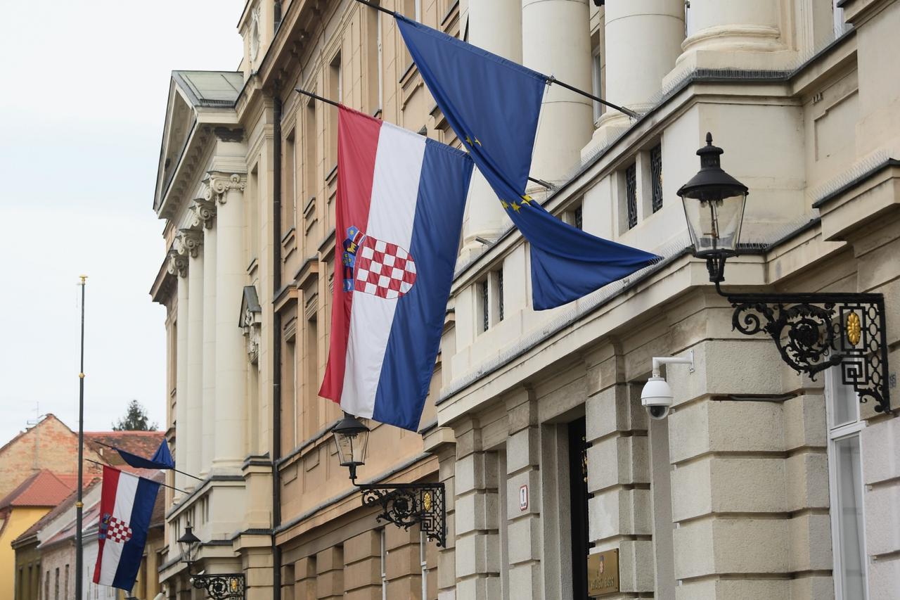 Zagreb: Na zgradama Vlade i Sabora spuštene zastava na pola koplja