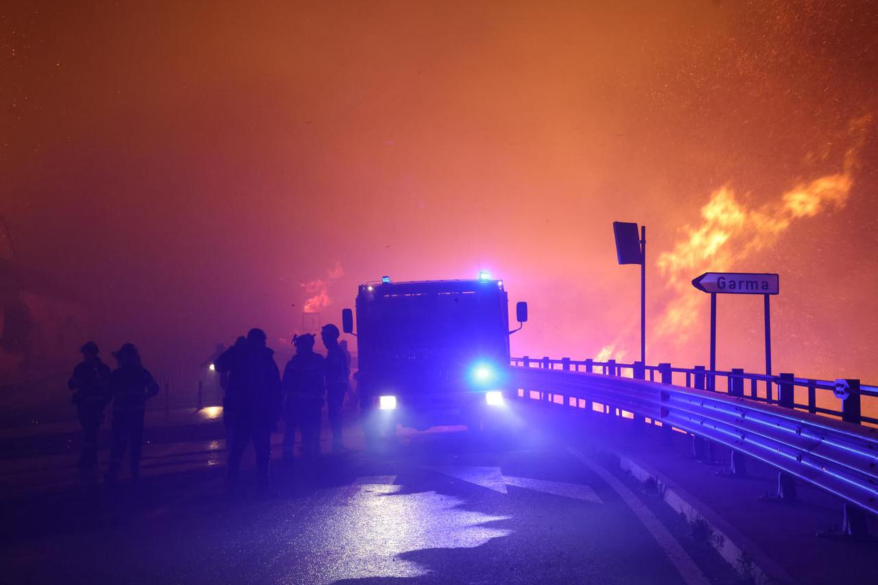 Požar kod Omiša: Evakuiran velik broj turista i mještana, pred vatrogascima je besana noć