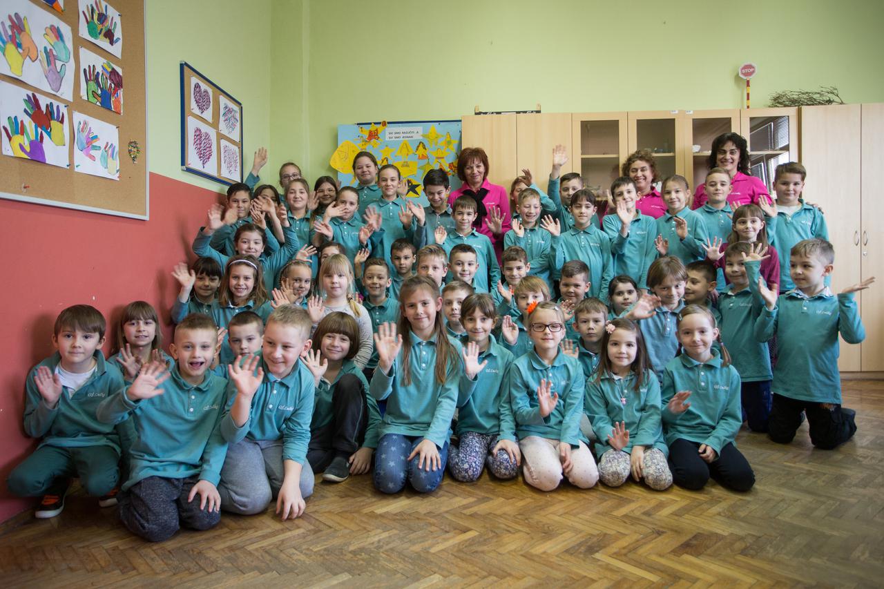 Učenici Područne škole Stupnik na nastavu dolaze obučeni u školsku uniformu, polo majicu tirkizne boje.