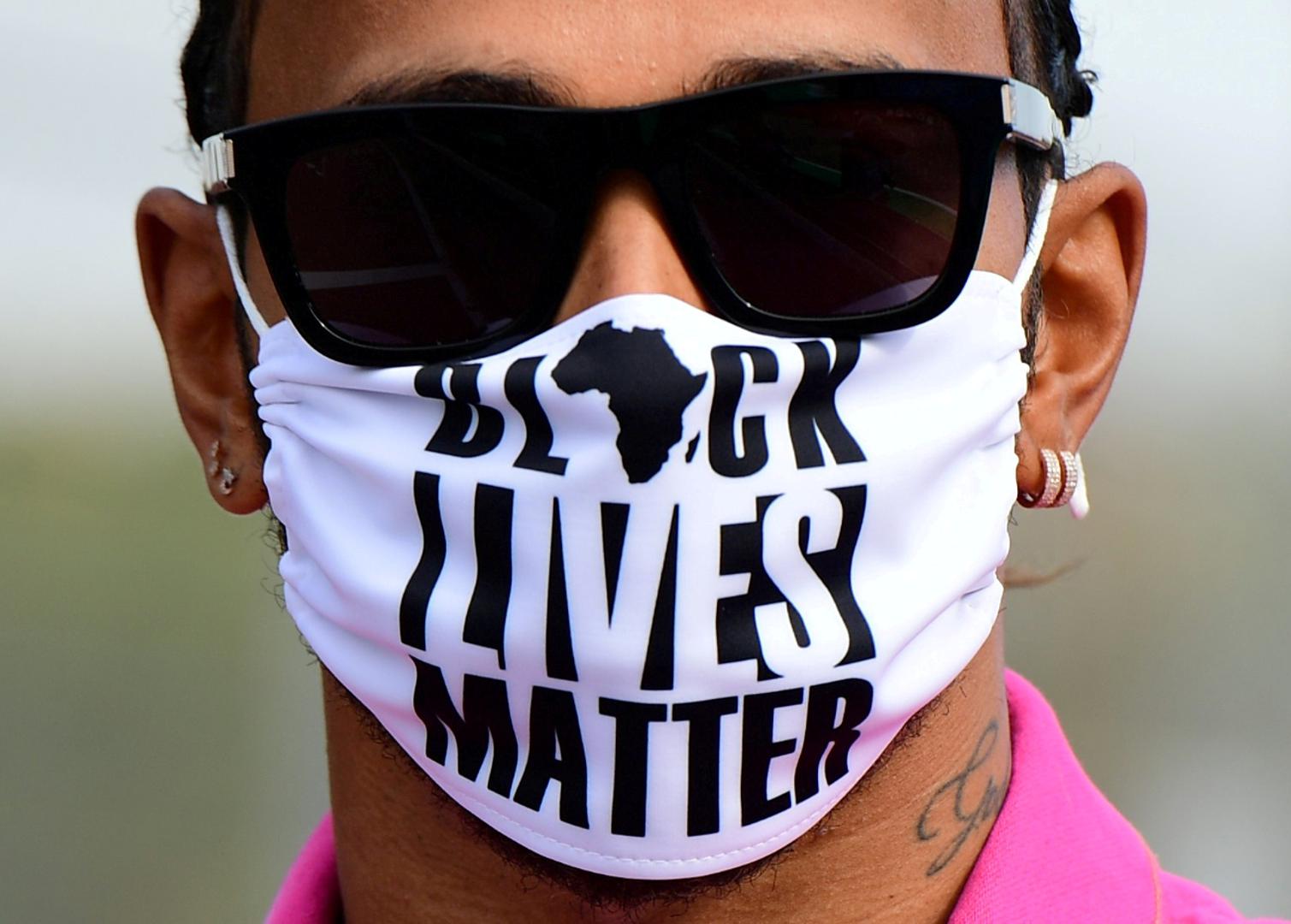 Lewis Hamilton nosi 'Black Lives Matter' masku za lice kako bi poslao poruku o rasnoj diskriminaciji. 